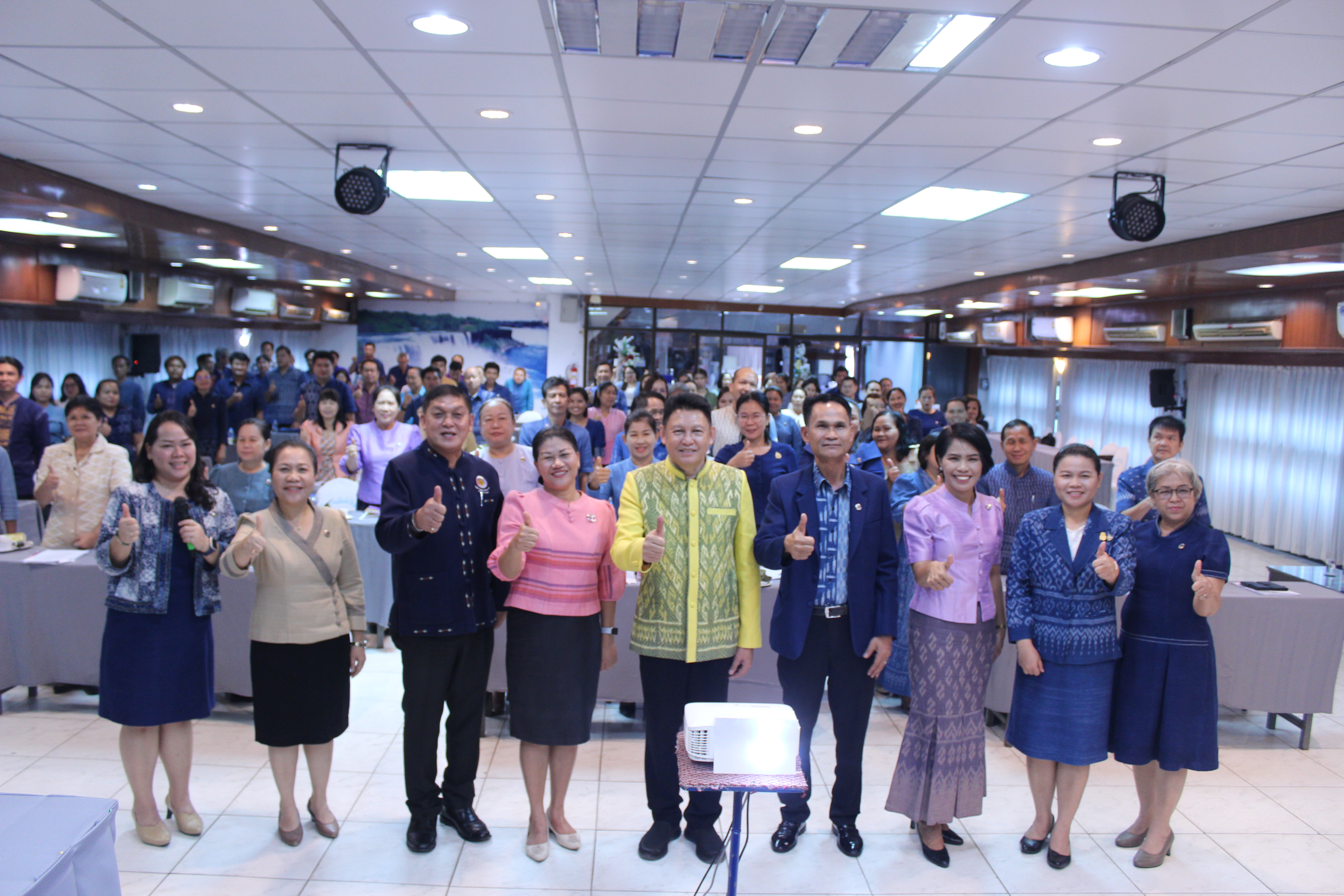 ผู้ตรวจราชการกรมการพัฒนาชุมชน เขตตรวจราชการที่ 11 มอบแนวทางการปฏิบัติงานแก่เจ้าหน้าที่พัฒนาชุมชนจังหวัดสกลนคร ในการขับเคลื่อนนโยบายสู่การปฏิบัติ ประจำปีงบประมาณ พ.ศ. 2567