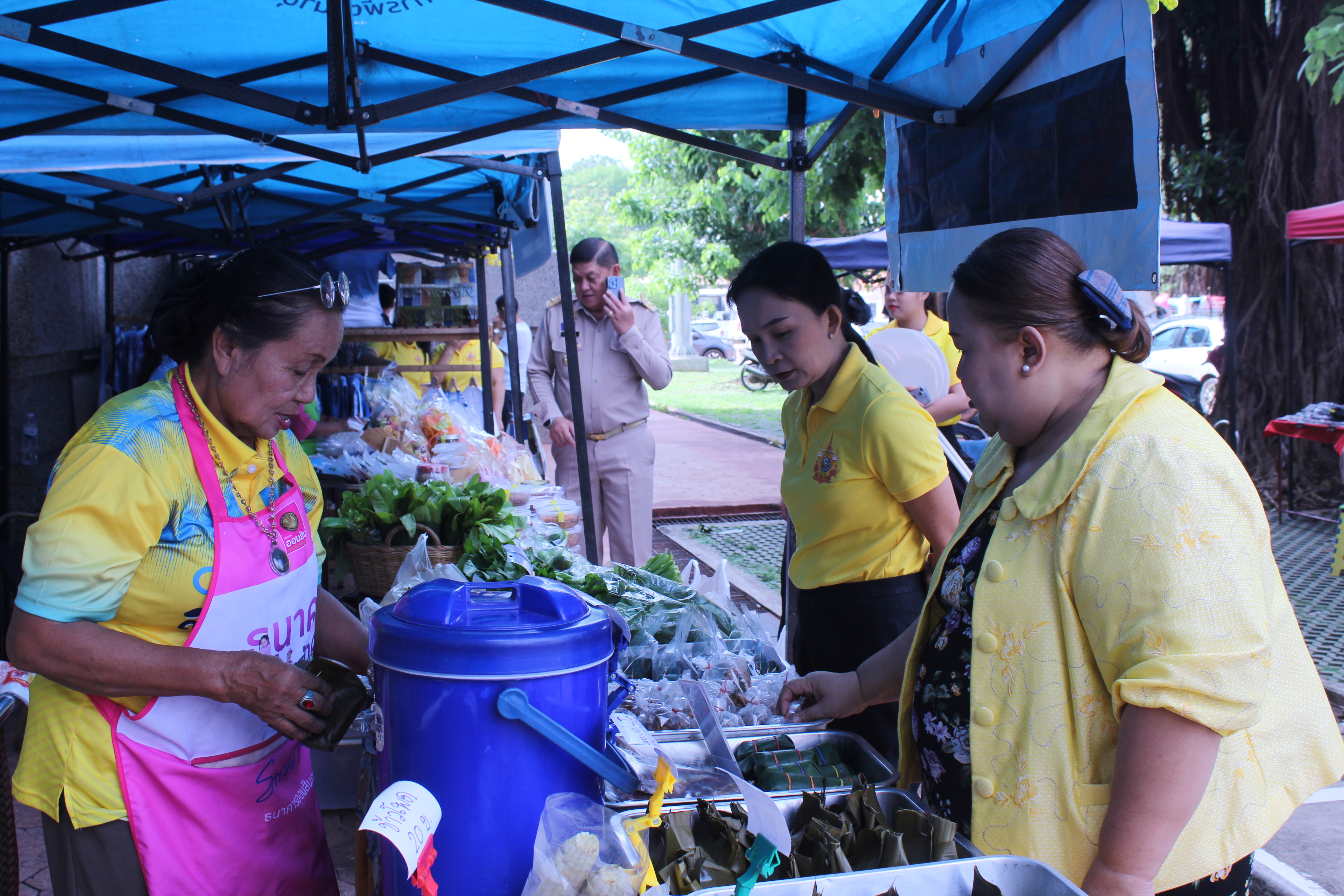 พช.สกลนคร : จัดตลาดนัดสินค้า OTOP อาหารปลอดภัย สินค้าดี สินค้าเด่นจังหวัดสกลนคร ส่งเสริมช่องทางการตลาดให้ผู้ประกอบการ OTOP