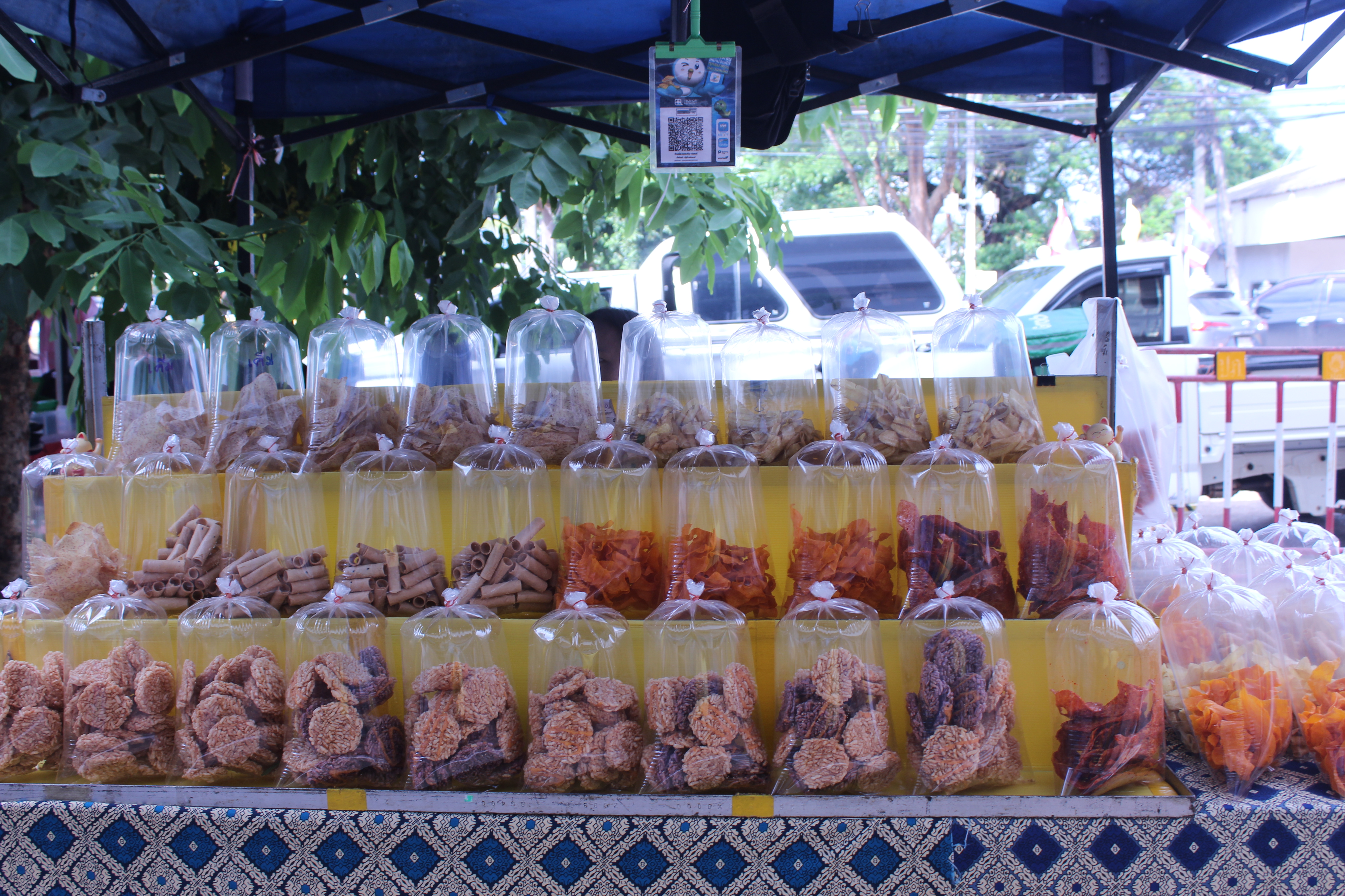 พช.สกลนคร : จัดตลาดนัดสินค้า OTOP อาหารปลอดภัย สินค้าดี สินค้าเด่นจังหวัดสกลนคร ส่งเสริมช่องทางการตลาดให้ผู้ประกอบการ OTOP