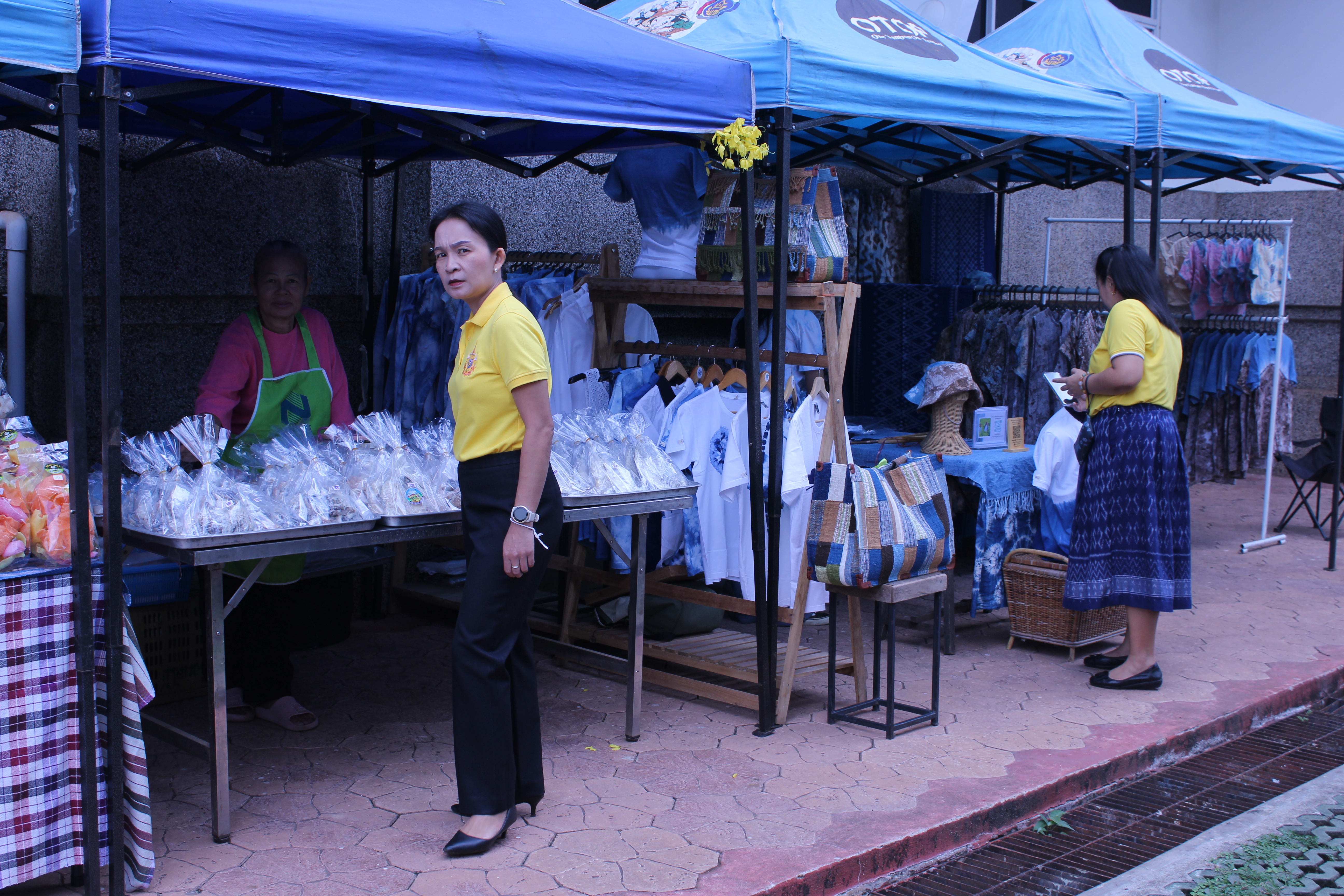 พช.สกลนคร : จัดตลาดนัดสินค้า OTOP อาหารปลอดภัย สินค้าดี สินค้าเด่นจังหวัดสกลนคร ส่งเสริมช่องทางการตลาดให้ผู้ประกอบการ OTOP