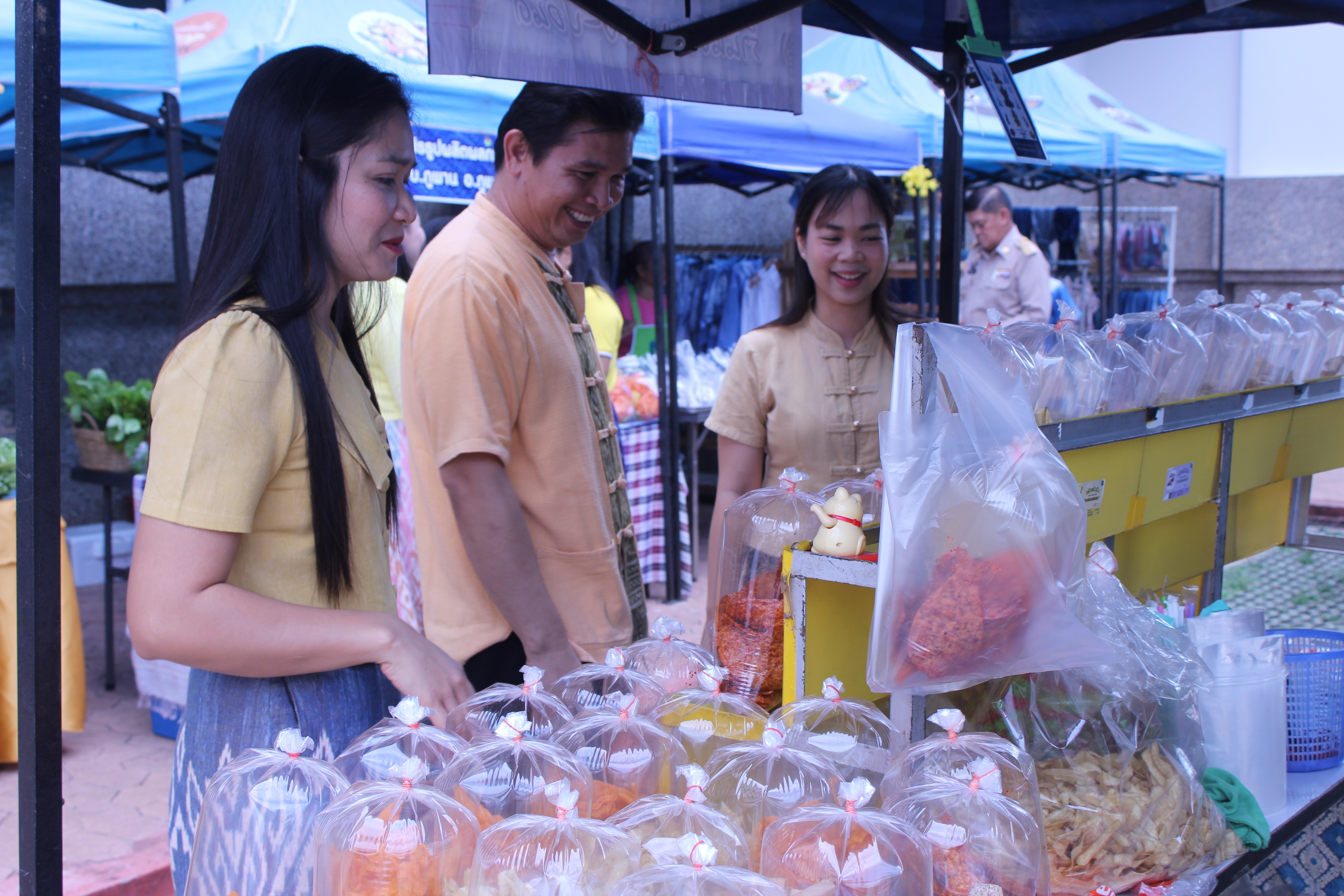 พช.สกลนคร : จัดตลาดนัดสินค้า OTOP อาหารปลอดภัย สินค้าดี สินค้าเด่นจังหวัดสกลนคร ส่งเสริมช่องทางการตลาดให้ผู้ประกอบการ OTOP