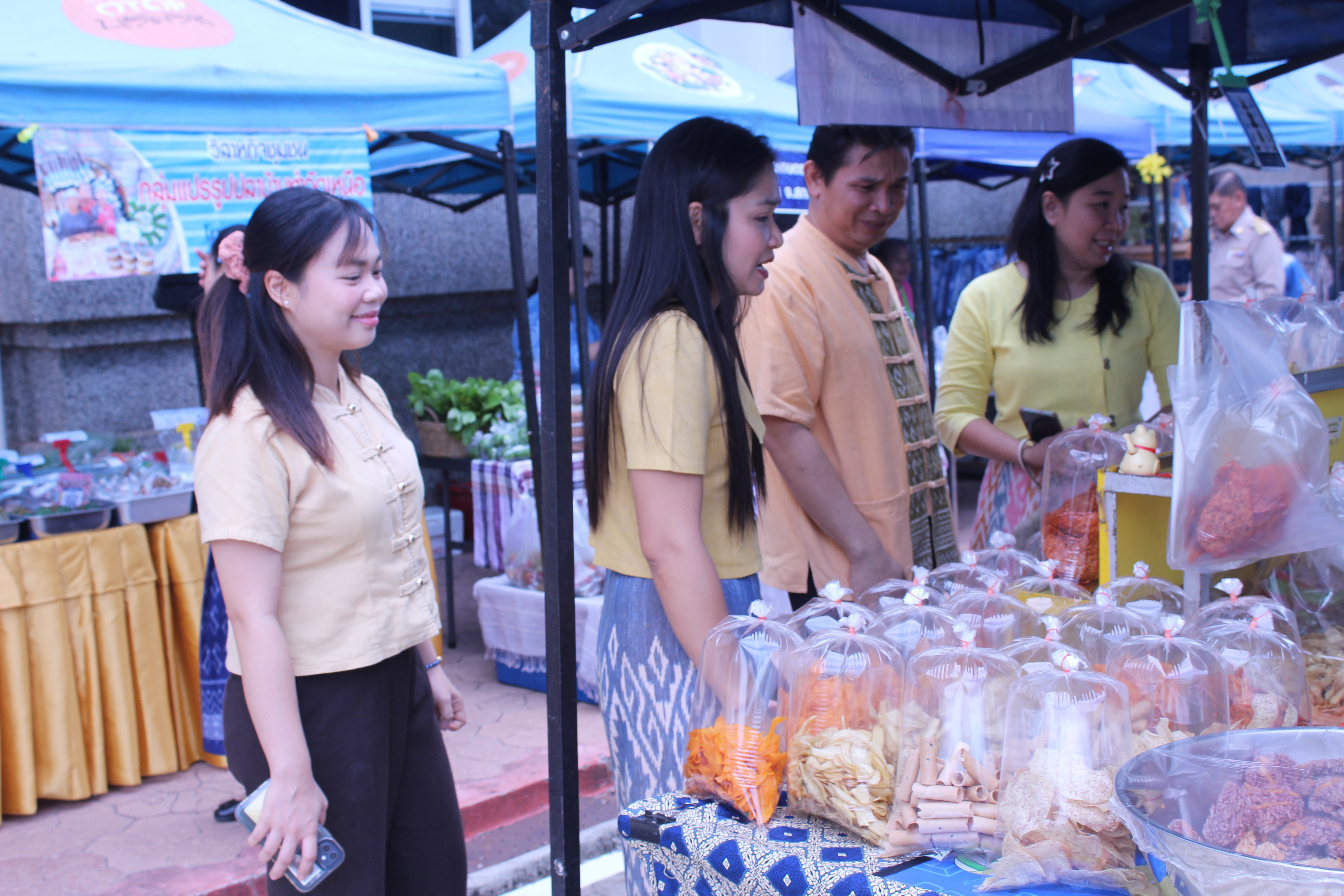 พช.สกลนคร : จัดตลาดนัดสินค้า OTOP อาหารปลอดภัย สินค้าดี สินค้าเด่นจังหวัดสกลนคร ส่งเสริมช่องทางการตลาดให้ผู้ประกอบการ OTOP