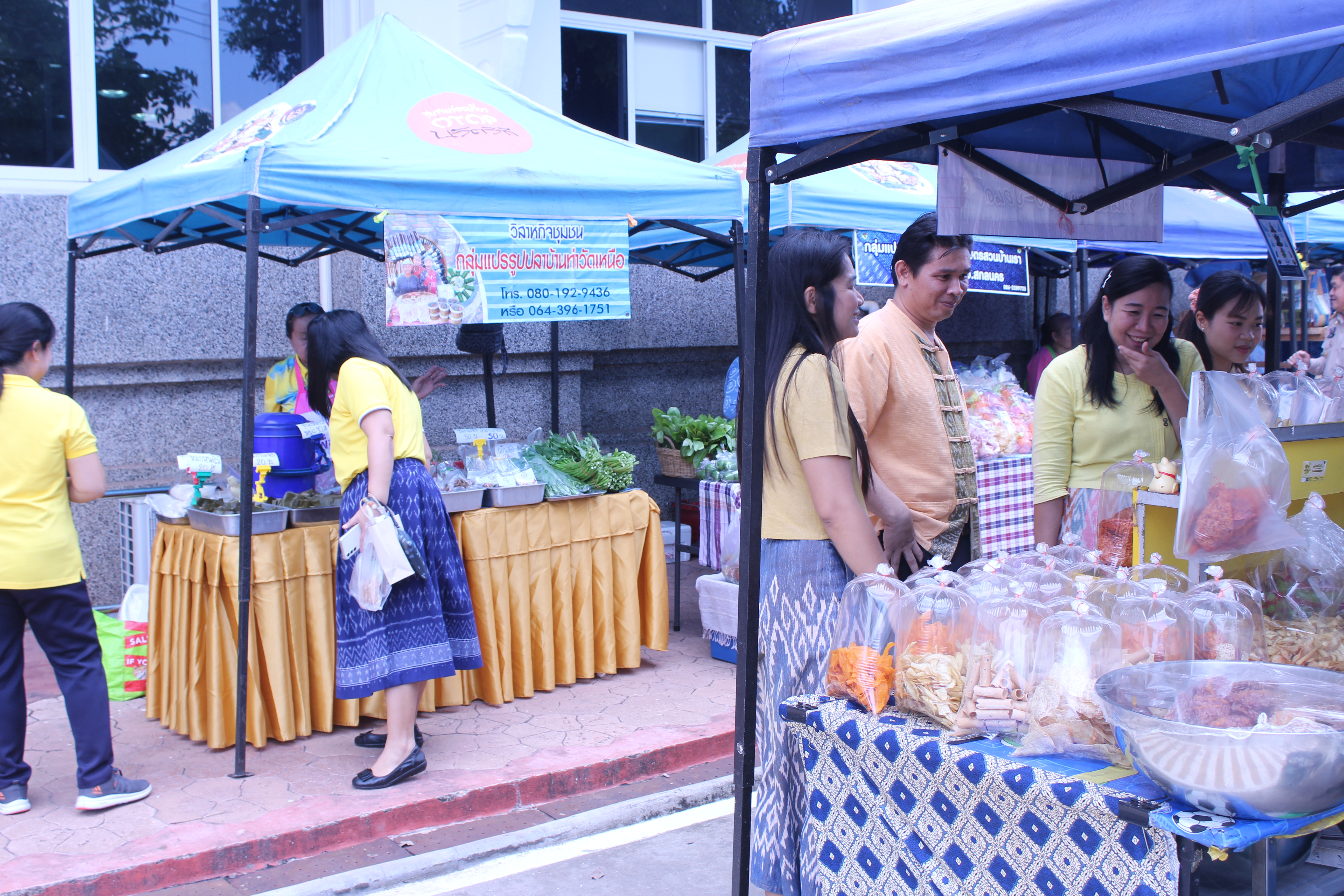 พช.สกลนคร : จัดตลาดนัดสินค้า OTOP อาหารปลอดภัย สินค้าดี สินค้าเด่นจังหวัดสกลนคร ส่งเสริมช่องทางการตลาดให้ผู้ประกอบการ OTOP