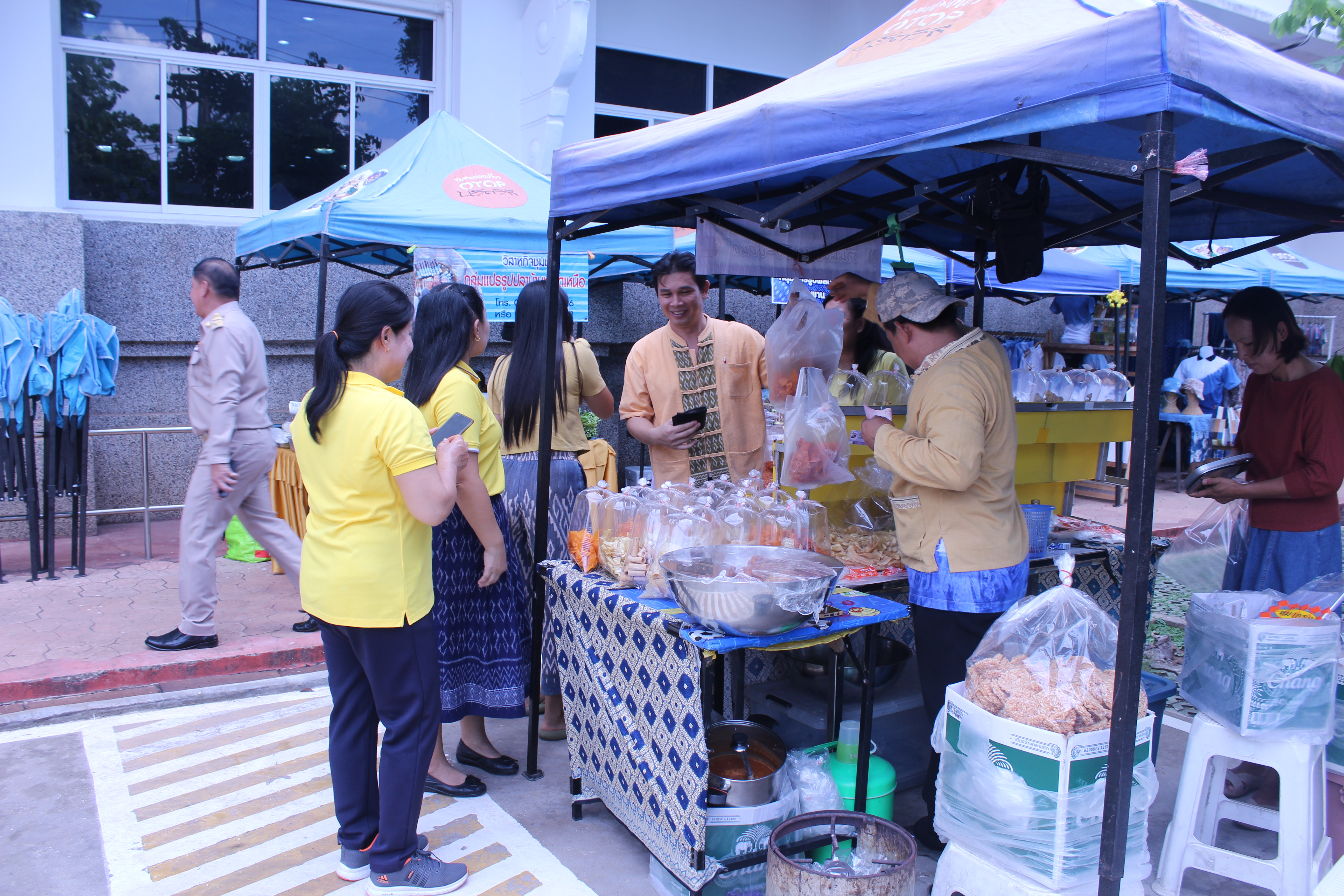 พช.สกลนคร : จัดตลาดนัดสินค้า OTOP อาหารปลอดภัย สินค้าดี สินค้าเด่นจังหวัดสกลนคร ส่งเสริมช่องทางการตลาดให้ผู้ประกอบการ OTOP