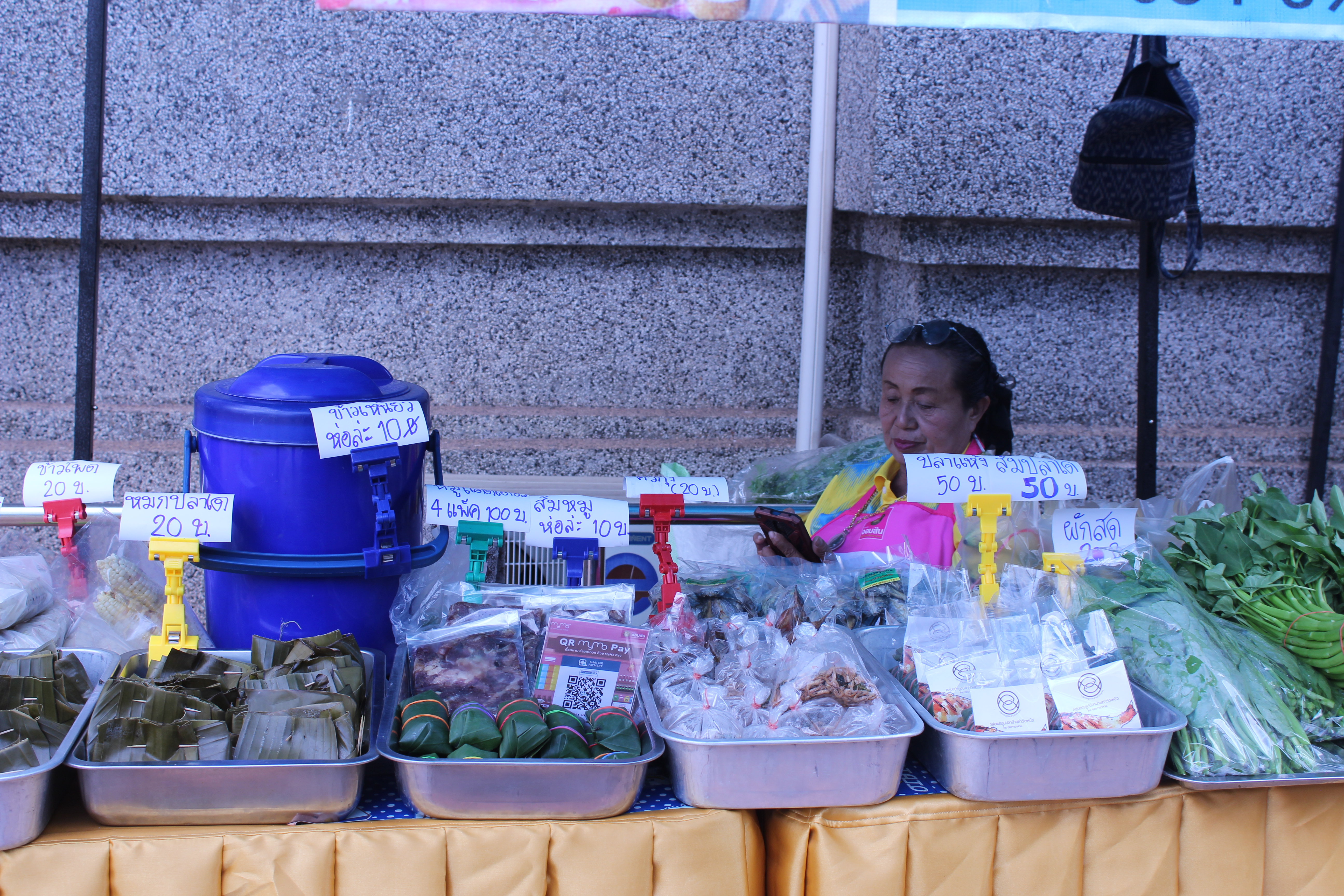 พช.สกลนคร : จัดตลาดนัดสินค้า OTOP อาหารปลอดภัย สินค้าดี สินค้าเด่นจังหวัดสกลนคร ส่งเสริมช่องทางการตลาดให้ผู้ประกอบการ OTOP