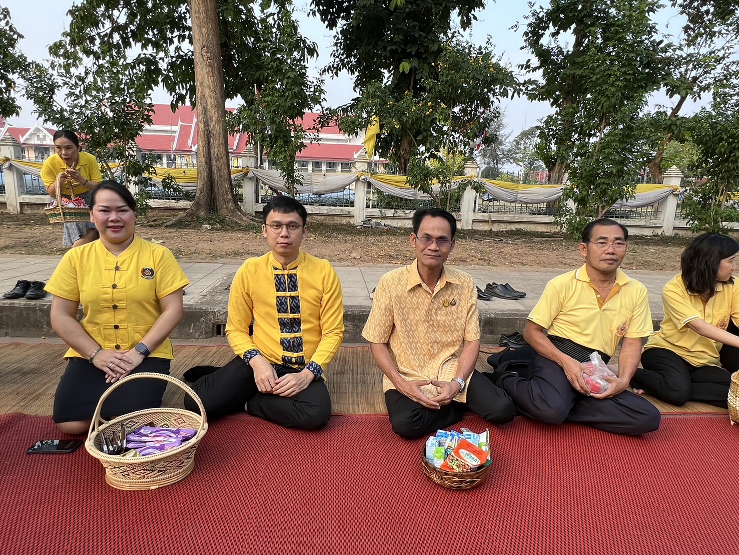 พช.สกลนคร : ร่วมทำบุญตักบาตรสามเณรภาคฤดูร้อน เฉลิมพระเกียรติพระบาทสมเด็จพระเจ้าอยู่หัว เนื่องในโอกาสมหามงคลเฉลิมพระชนมพรรษา ๖ รอบ ๒๘ กรกฎาคม ๒๕๖๗
