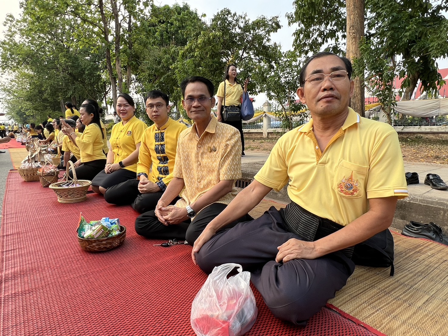 พช.สกลนคร : ร่วมทำบุญตักบาตรสามเณรภาคฤดูร้อน เฉลิมพระเกียรติพระบาทสมเด็จพระเจ้าอยู่หัว เนื่องในโอกาสมหามงคลเฉลิมพระชนมพรรษา ๖ รอบ ๒๘ กรกฎาคม ๒๕๖๗