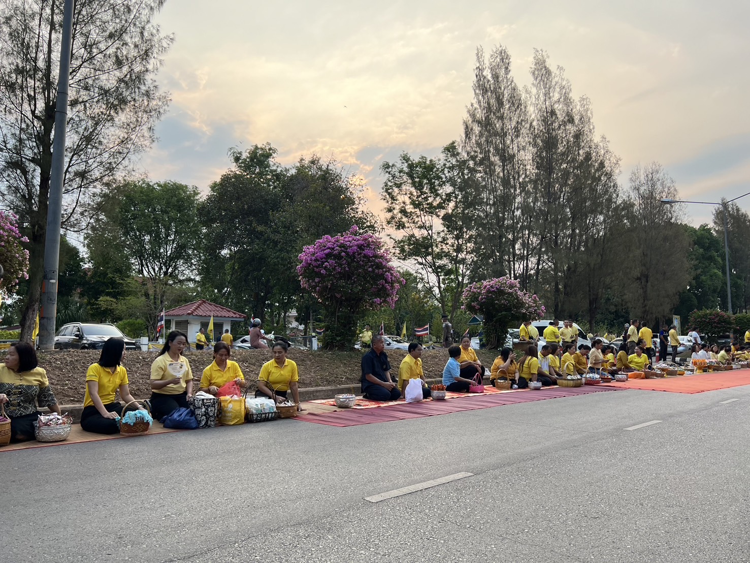 พช.สกลนคร : ร่วมทำบุญตักบาตรสามเณรภาคฤดูร้อน เฉลิมพระเกียรติพระบาทสมเด็จพระเจ้าอยู่หัว เนื่องในโอกาสมหามงคลเฉลิมพระชนมพรรษา ๖ รอบ ๒๘ กรกฎาคม ๒๕๖๗