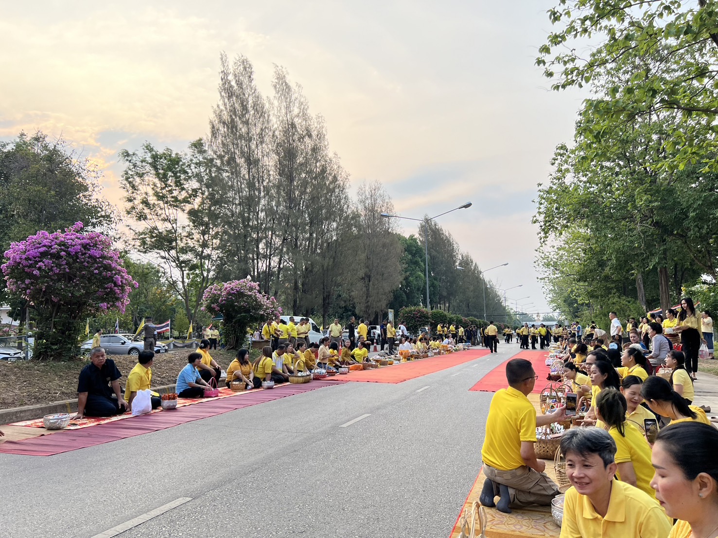 พช.สกลนคร : ร่วมทำบุญตักบาตรสามเณรภาคฤดูร้อน เฉลิมพระเกียรติพระบาทสมเด็จพระเจ้าอยู่หัว เนื่องในโอกาสมหามงคลเฉลิมพระชนมพรรษา ๖ รอบ ๒๘ กรกฎาคม ๒๕๖๗
