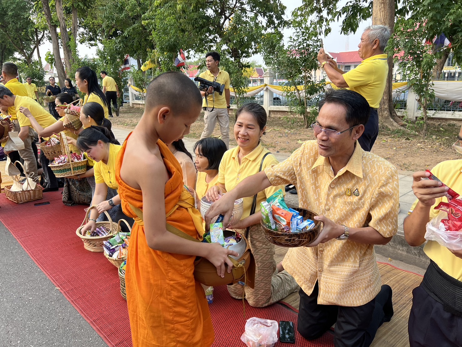 พช.สกลนคร : ร่วมทำบุญตักบาตรสามเณรภาคฤดูร้อน เฉลิมพระเกียรติพระบาทสมเด็จพระเจ้าอยู่หัว เนื่องในโอกาสมหามงคลเฉลิมพระชนมพรรษา ๖ รอบ ๒๘ กรกฎาคม ๒๕๖๗