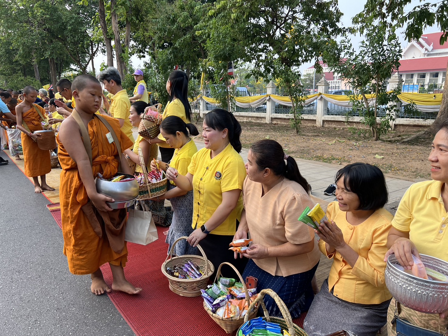 พช.สกลนคร : ร่วมทำบุญตักบาตรสามเณรภาคฤดูร้อน เฉลิมพระเกียรติพระบาทสมเด็จพระเจ้าอยู่หัว เนื่องในโอกาสมหามงคลเฉลิมพระชนมพรรษา ๖ รอบ ๒๘ กรกฎาคม ๒๕๖๗