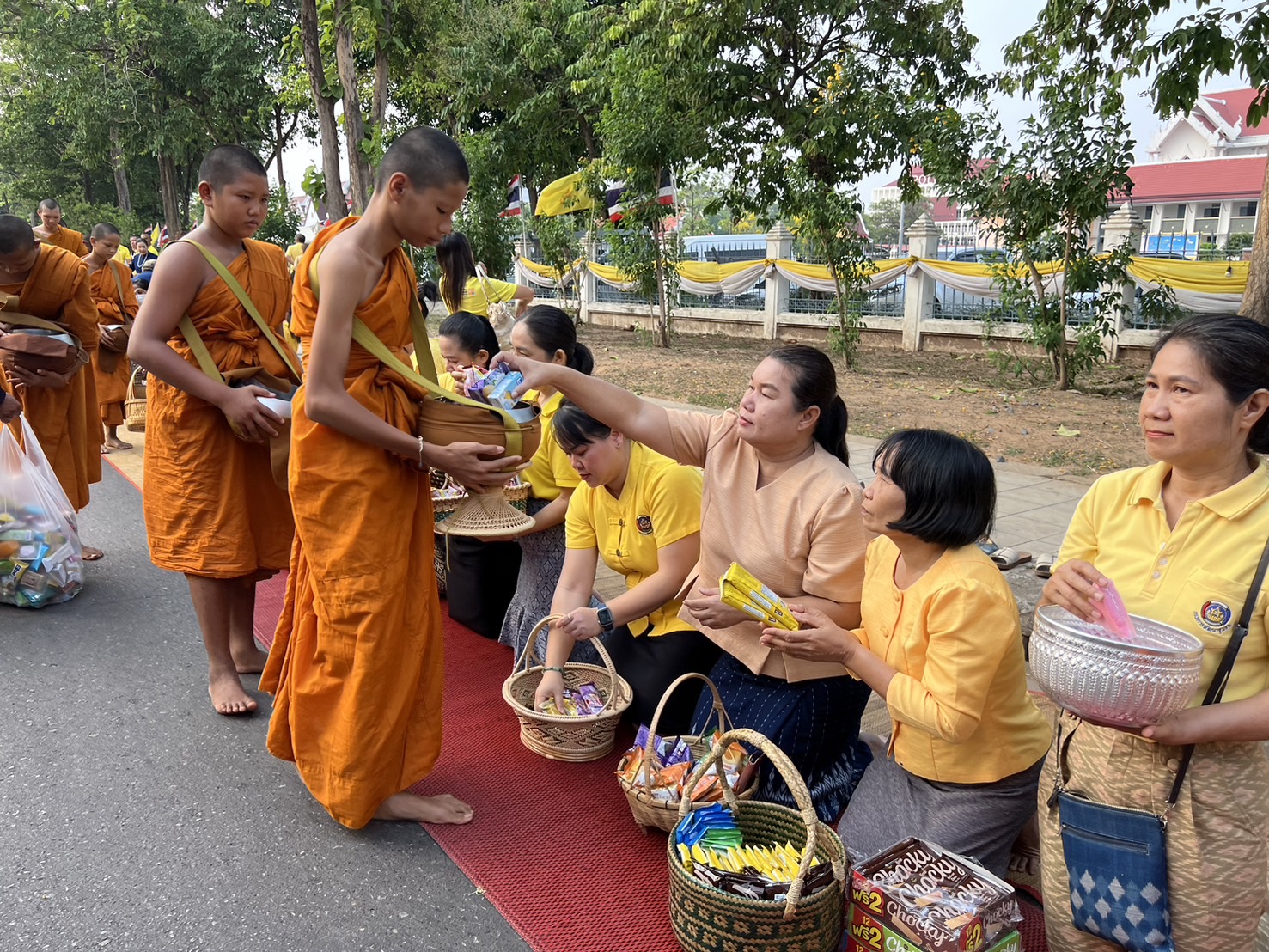 พช.สกลนคร : ร่วมทำบุญตักบาตรสามเณรภาคฤดูร้อน เฉลิมพระเกียรติพระบาทสมเด็จพระเจ้าอยู่หัว เนื่องในโอกาสมหามงคลเฉลิมพระชนมพรรษา ๖ รอบ ๒๘ กรกฎาคม ๒๕๖๗