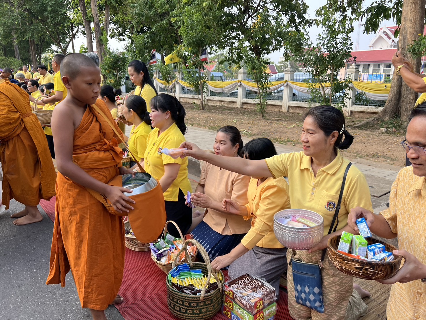 พช.สกลนคร : ร่วมทำบุญตักบาตรสามเณรภาคฤดูร้อน เฉลิมพระเกียรติพระบาทสมเด็จพระเจ้าอยู่หัว เนื่องในโอกาสมหามงคลเฉลิมพระชนมพรรษา ๖ รอบ ๒๘ กรกฎาคม ๒๕๖๗