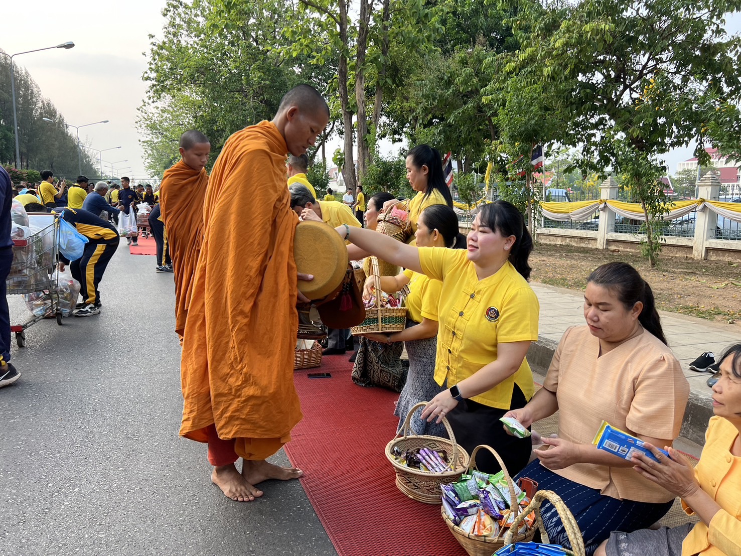 พช.สกลนคร : ร่วมทำบุญตักบาตรสามเณรภาคฤดูร้อน เฉลิมพระเกียรติพระบาทสมเด็จพระเจ้าอยู่หัว เนื่องในโอกาสมหามงคลเฉลิมพระชนมพรรษา ๖ รอบ ๒๘ กรกฎาคม ๒๕๖๗