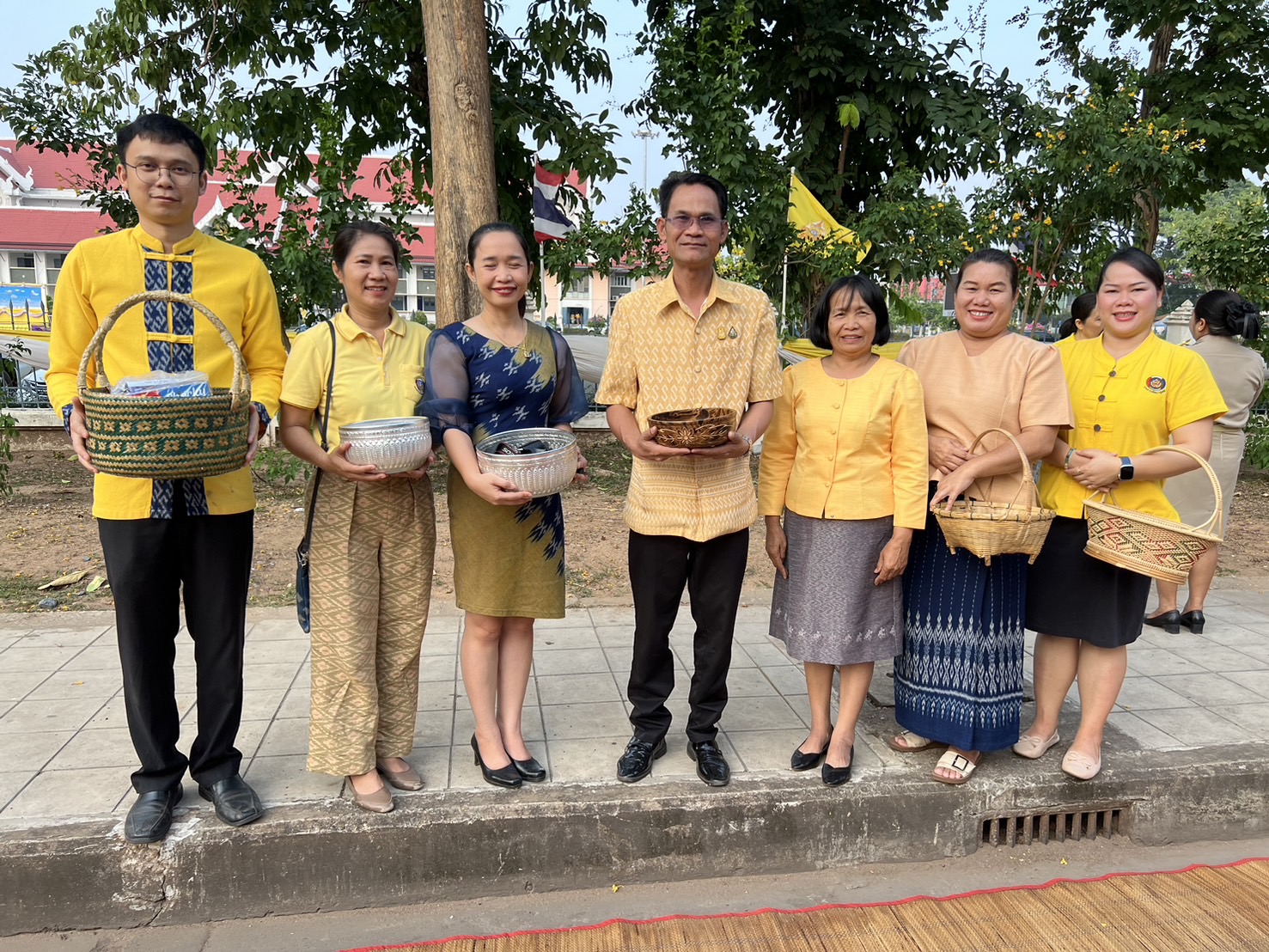 พช.สกลนคร : ร่วมทำบุญตักบาตรสามเณรภาคฤดูร้อน เฉลิมพระเกียรติพระบาทสมเด็จพระเจ้าอยู่หัว เนื่องในโอกาสมหามงคลเฉลิมพระชนมพรรษา ๖ รอบ ๒๘ กรกฎาคม ๒๕๖๗