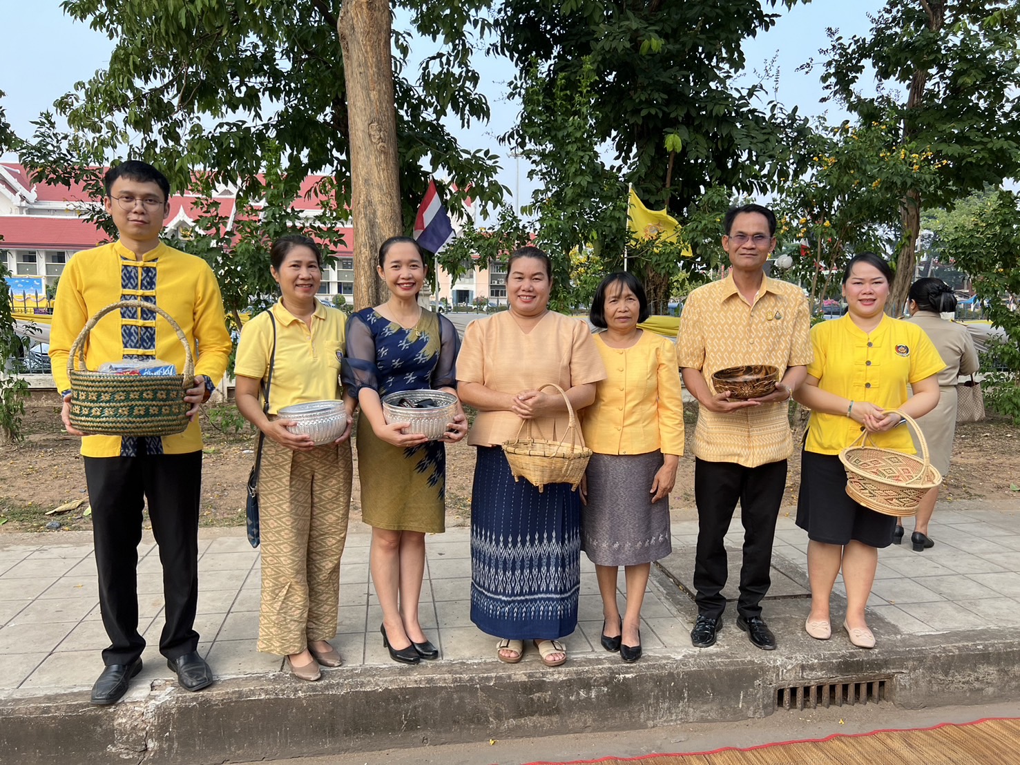 พช.สกลนคร : ร่วมทำบุญตักบาตรสามเณรภาคฤดูร้อน เฉลิมพระเกียรติพระบาทสมเด็จพระเจ้าอยู่หัว เนื่องในโอกาสมหามงคลเฉลิมพระชนมพรรษา ๖ รอบ ๒๘ กรกฎาคม ๒๕๖๗