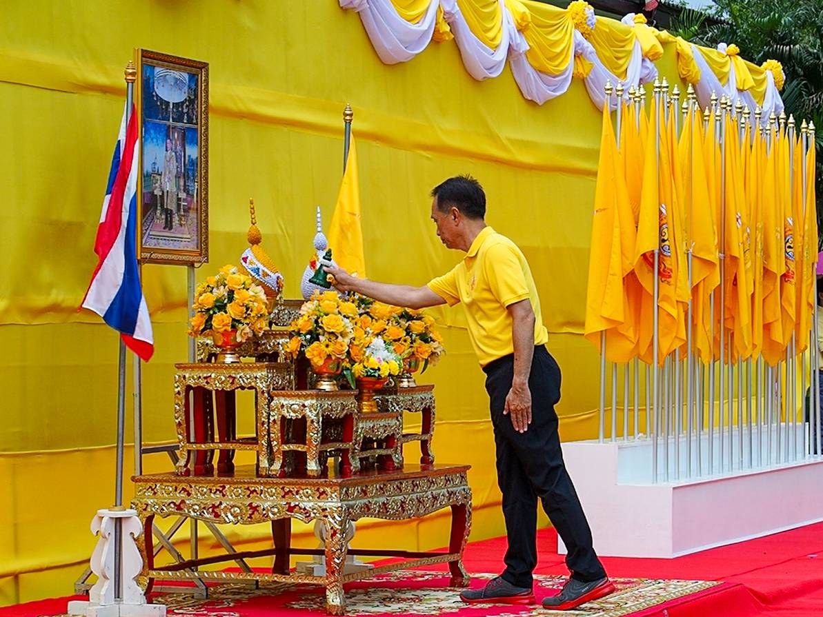 จังหวัดสกลนคร รับมอบธงตราสัญลักษณ์งานเฉลิม พระเกียรติ พระบาทสมเด็จพระเจ้าอยู่หัวเนื่องในโอกาสพระราชพิธีมหามงคลเฉลิมพระชนม พรรษา 6 รอบ 28 กรกฎาคม 2567 จากจังหวัดนครพนม