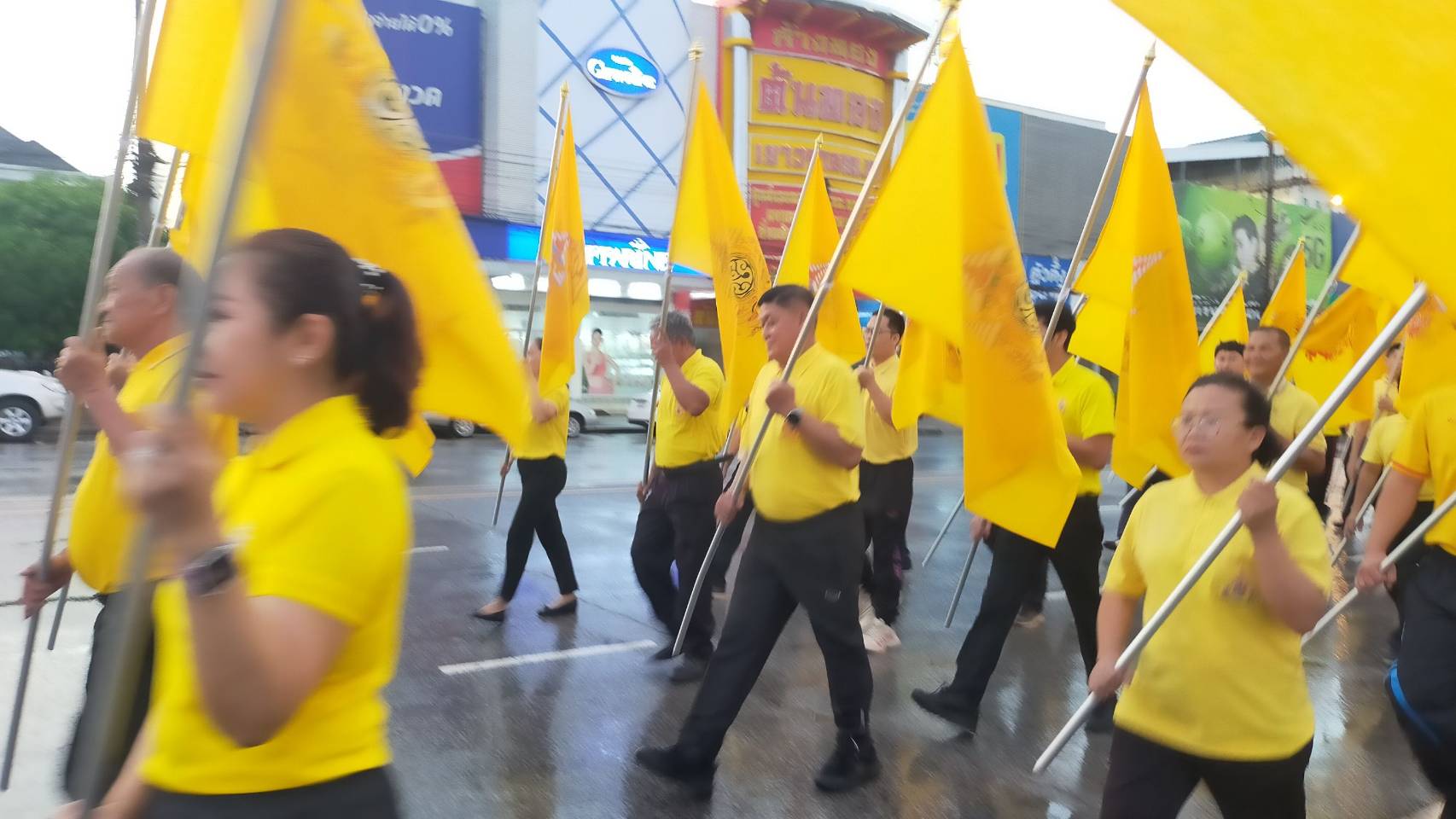 จังหวัดสกลนคร รับมอบธงตราสัญลักษณ์งานเฉลิม พระเกียรติ พระบาทสมเด็จพระเจ้าอยู่หัวเนื่องในโอกาสพระราชพิธีมหามงคลเฉลิมพระชนม พรรษา 6 รอบ 28 กรกฎาคม 2567 จากจังหวัดนครพนม