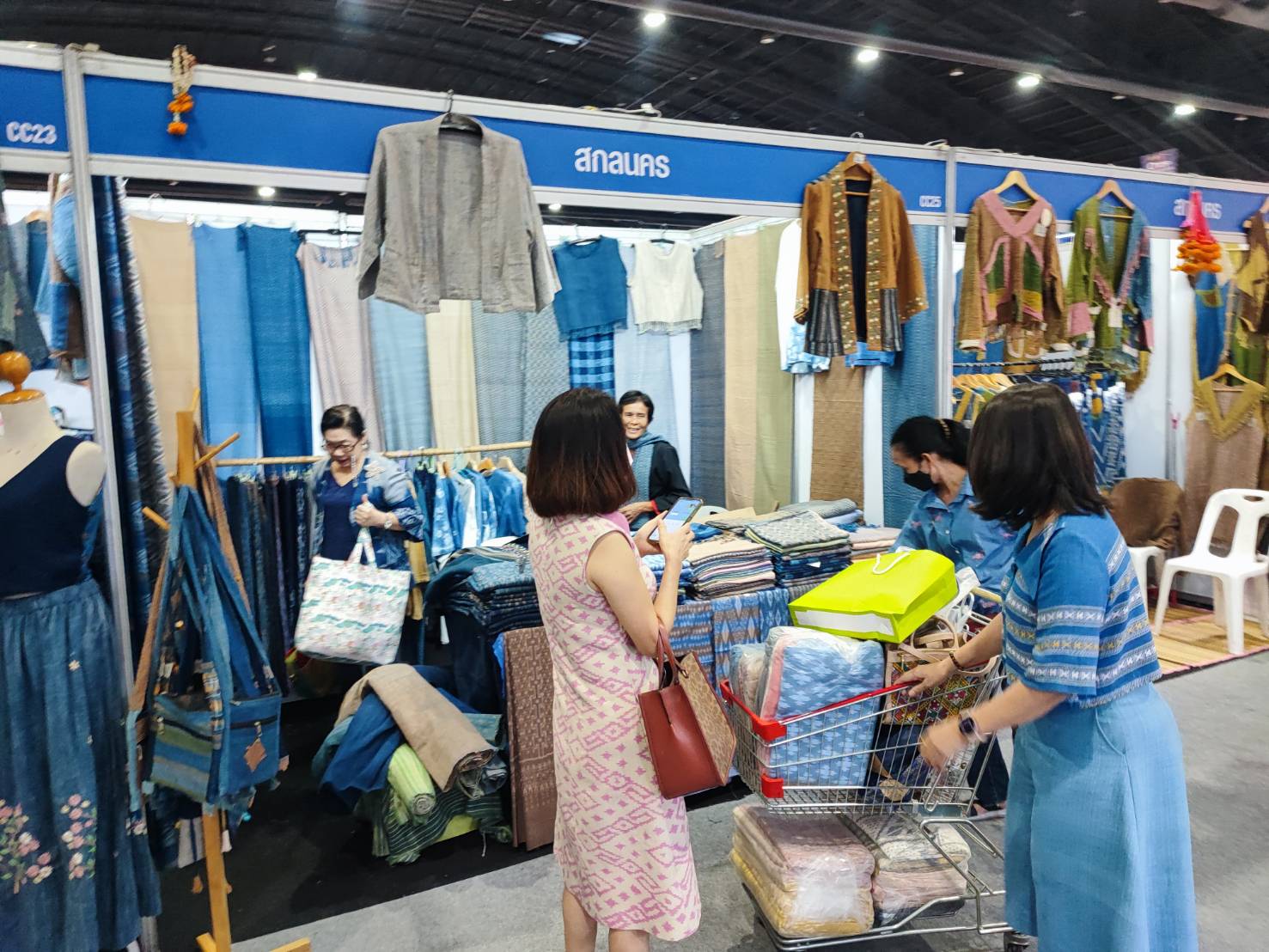 📢 กระแสช้อปงาน OTOP MIDYEAR 2024 ดีเกินคาด ๖ วัน ยอดจำหน่าย เจ็ดกว่าล้านบาท