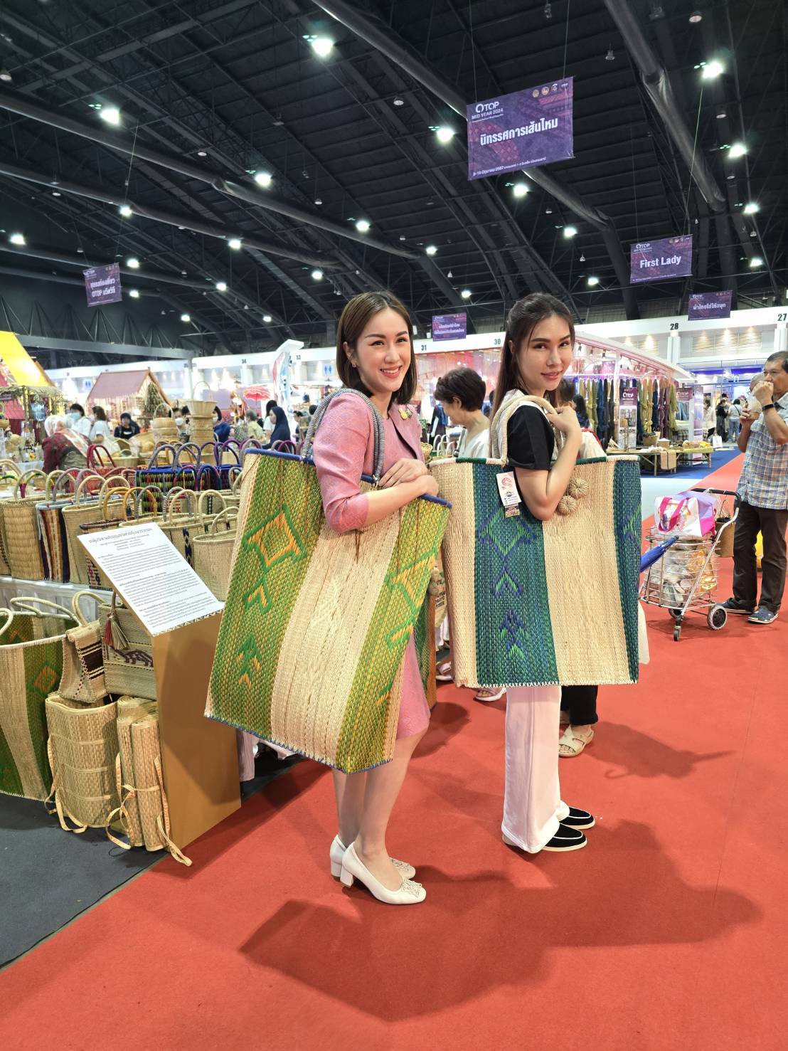 📢 กระแสช้อปงาน OTOP MIDYEAR 2024 ดีเกินคาด ๖ วัน ยอดจำหน่าย เจ็ดกว่าล้านบาท
