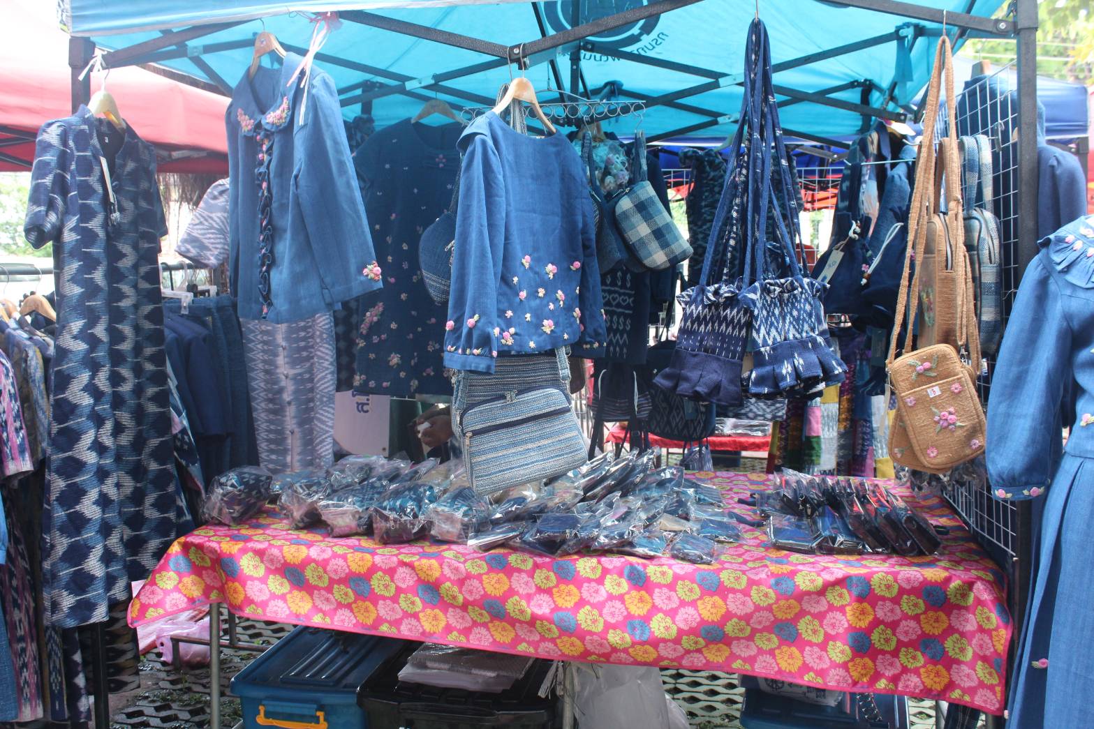 📢พช.สกลนคร : จัดตลาดนัดสินค้า OTOP อาหารปลอดภัย สินค้าดี สินค้าเด่นจังหวัดสกลนคร ส่งเสริมช่องทางการตลาดให้ผู้ประกอบการ OTOP