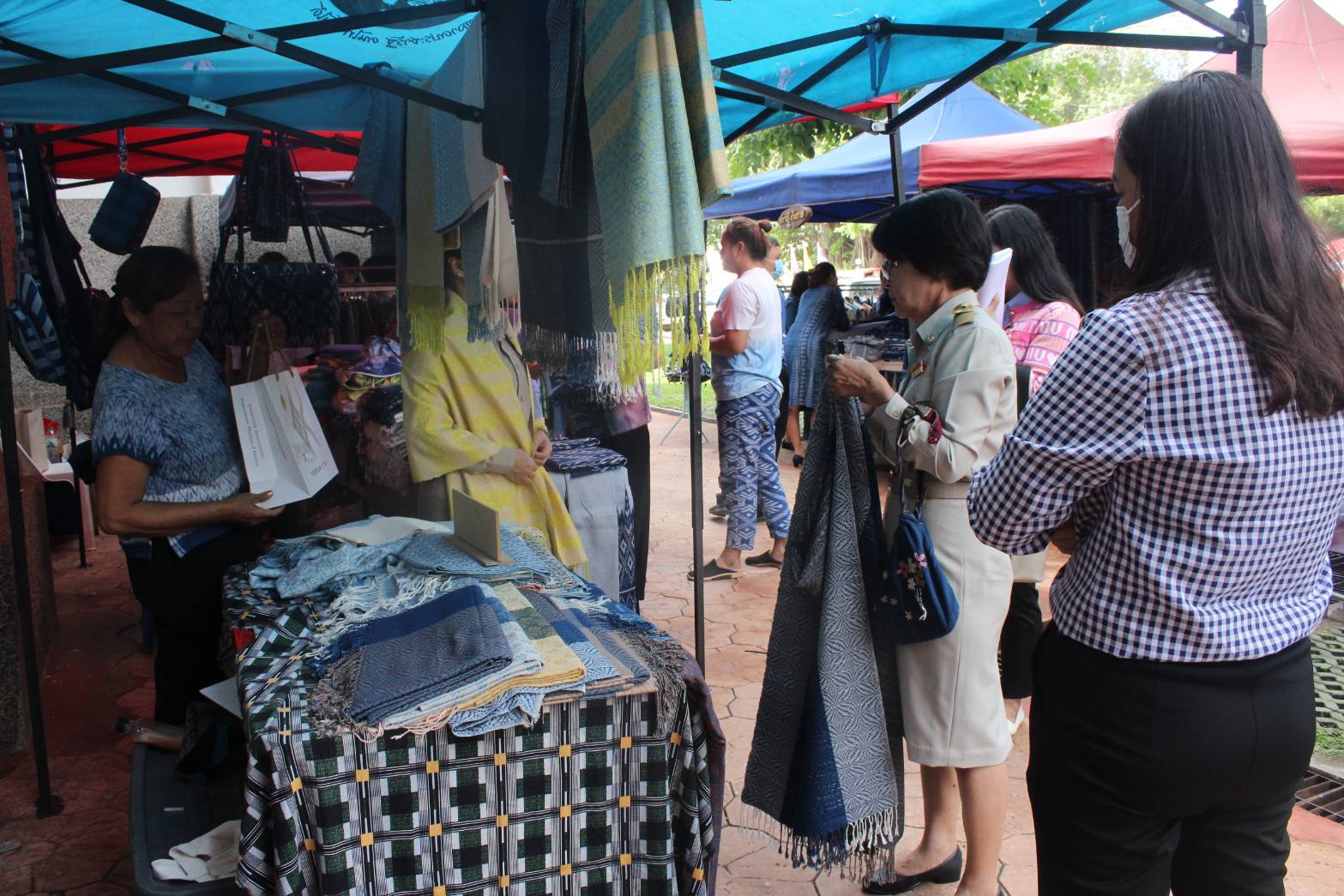 📢พช.สกลนคร : จัดตลาดนัดสินค้า OTOP อาหารปลอดภัย สินค้าดี สินค้าเด่นจังหวัดสกลนคร ส่งเสริมช่องทางการตลาดให้ผู้ประกอบการ OTOP