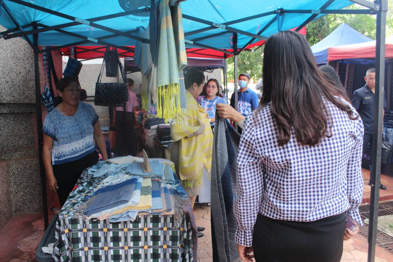📢พช.สกลนคร : จัดตลาดนัดสินค้า OTOP อาหารปลอดภัย สินค้าดี สินค้าเด่นจังหวัดสกลนคร ส่งเสริมช่องทางการตลาดให้ผู้ประกอบการ OTOP