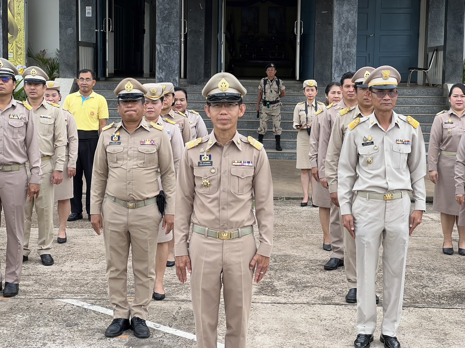 จังหวัดสกลนคร : นำข้าราชการ เคารพธงชาติและร้องเพลงขาติไทย เพื่อสร้างความตระหนักรู้และเห็นคุณค่าของชาติ แสดงออกถึงความรัก ความสามัคคี ของคนในชาติ