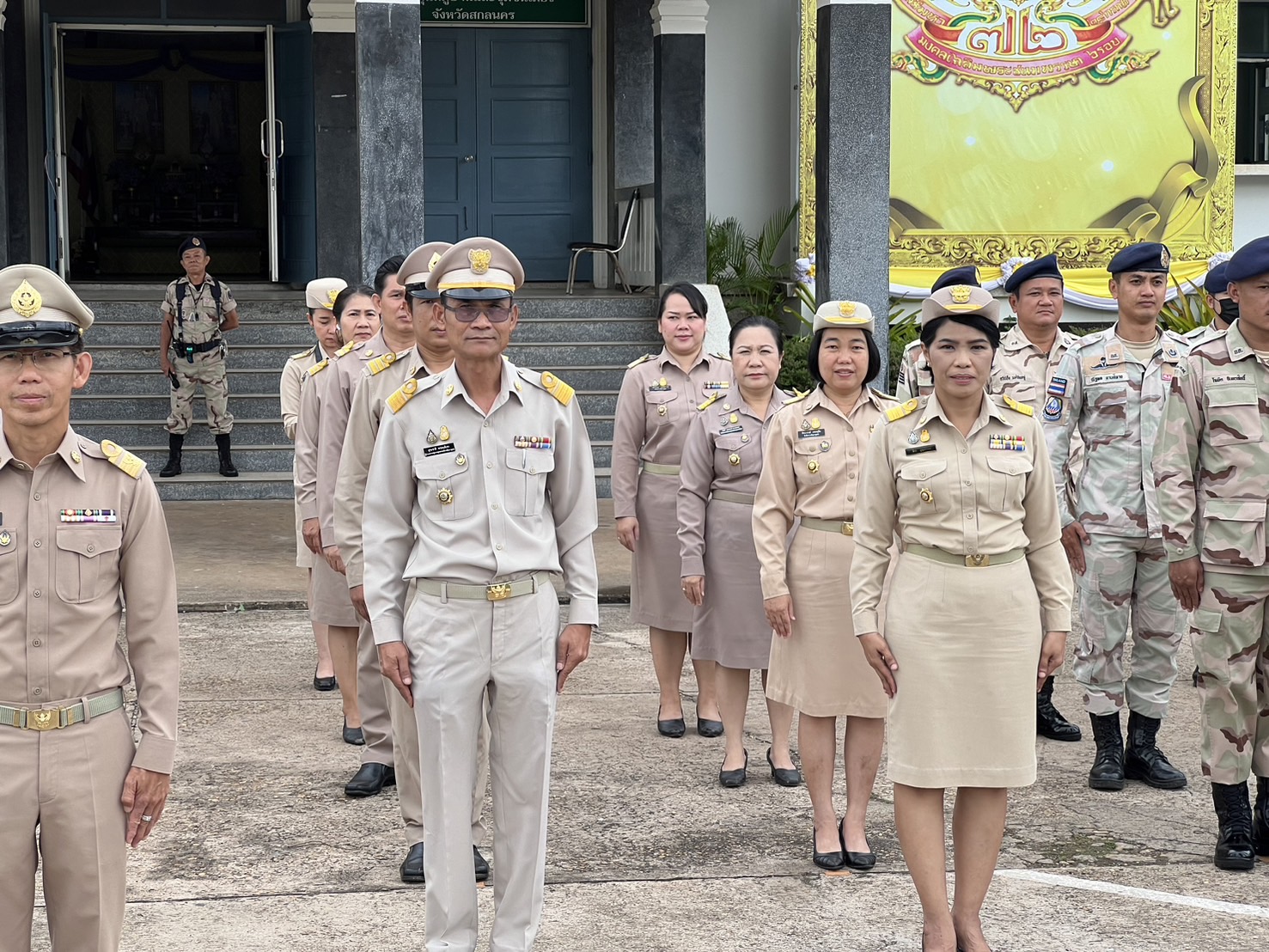 จังหวัดสกลนคร : นำข้าราชการ เคารพธงชาติและร้องเพลงขาติไทย เพื่อสร้างความตระหนักรู้และเห็นคุณค่าของชาติ แสดงออกถึงความรัก ความสามัคคี ของคนในชาติ