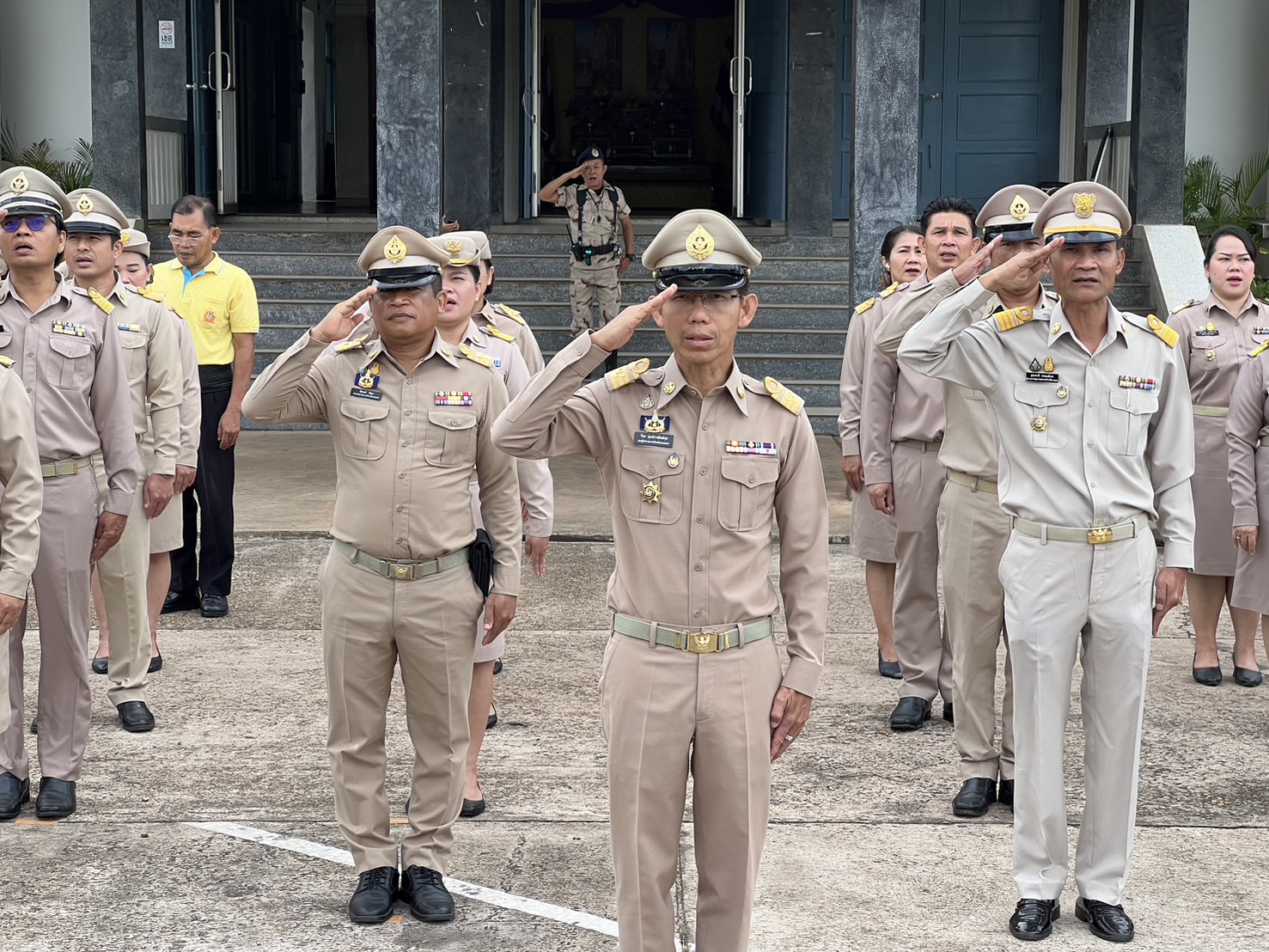 จังหวัดสกลนคร : นำข้าราชการ เคารพธงชาติและร้องเพลงขาติไทย เพื่อสร้างความตระหนักรู้และเห็นคุณค่าของชาติ แสดงออกถึงความรัก ความสามัคคี ของคนในชาติ