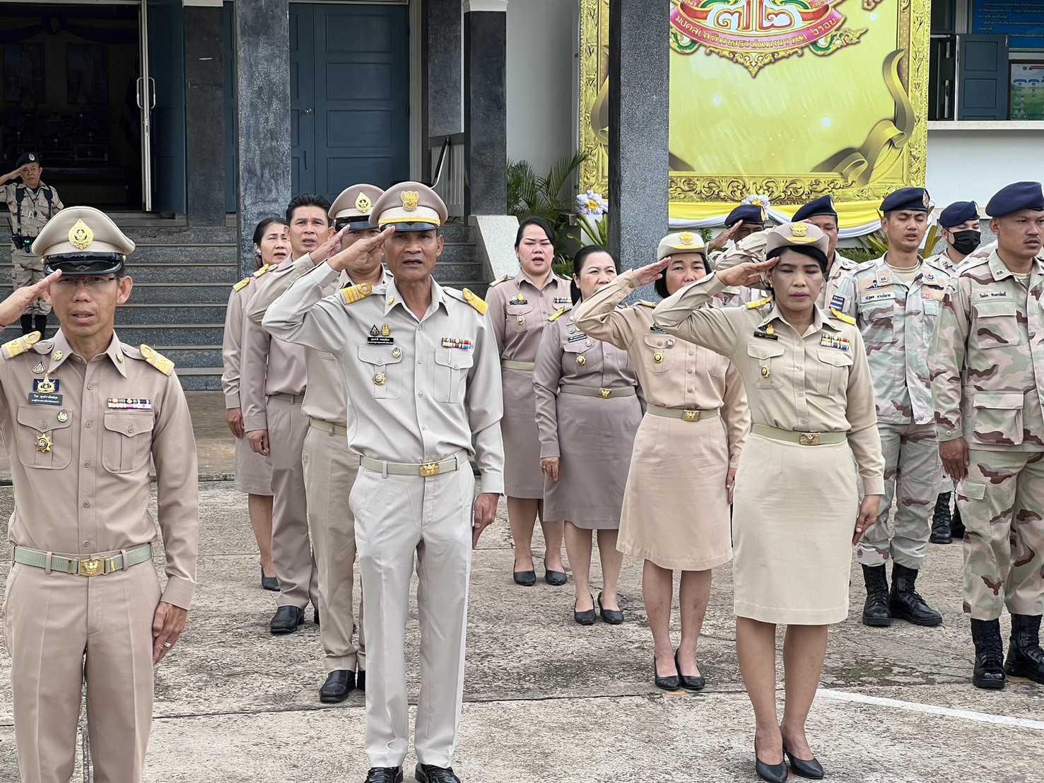 จังหวัดสกลนคร : นำข้าราชการ เคารพธงชาติและร้องเพลงขาติไทย เพื่อสร้างความตระหนักรู้และเห็นคุณค่าของชาติ แสดงออกถึงความรัก ความสามัคคี ของคนในชาติ