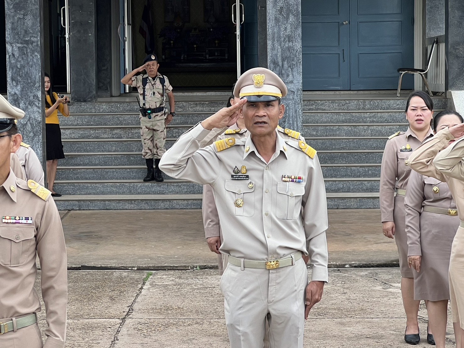 จังหวัดสกลนคร : นำข้าราชการ เคารพธงชาติและร้องเพลงขาติไทย เพื่อสร้างความตระหนักรู้และเห็นคุณค่าของชาติ แสดงออกถึงความรัก ความสามัคคี ของคนในชาติ