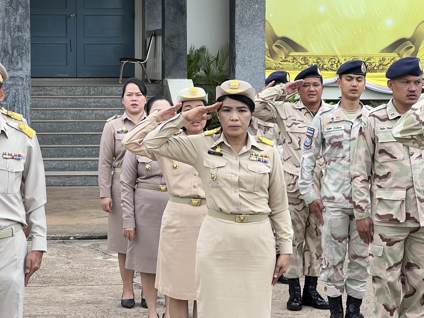 จังหวัดสกลนคร : นำข้าราชการ เคารพธงชาติและร้องเพลงขาติไทย เพื่อสร้างความตระหนักรู้และเห็นคุณค่าของชาติ แสดงออกถึงความรัก ความสามัคคี ของคนในชาติ