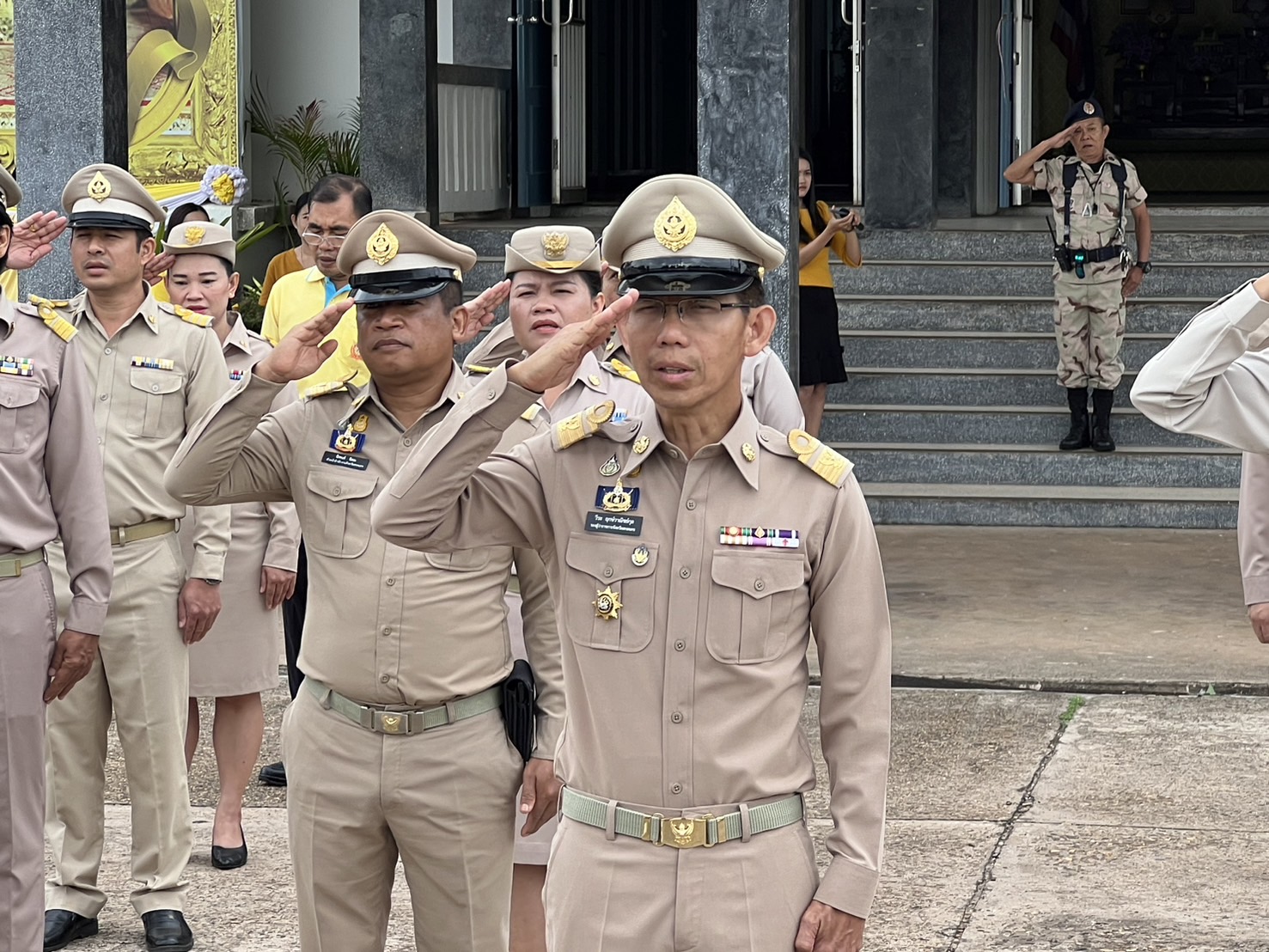 จังหวัดสกลนคร : นำข้าราชการ เคารพธงชาติและร้องเพลงขาติไทย เพื่อสร้างความตระหนักรู้และเห็นคุณค่าของชาติ แสดงออกถึงความรัก ความสามัคคี ของคนในชาติ