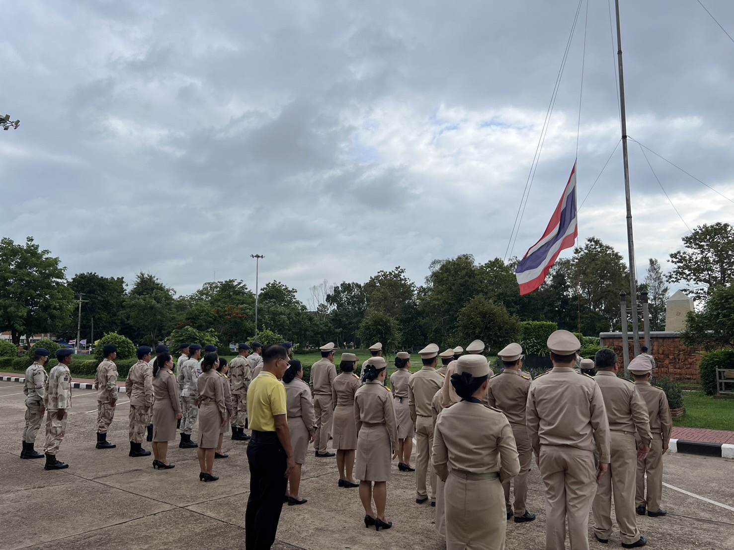 จังหวัดสกลนคร : นำข้าราชการ เคารพธงชาติและร้องเพลงขาติไทย เพื่อสร้างความตระหนักรู้และเห็นคุณค่าของชาติ แสดงออกถึงความรัก ความสามัคคี ของคนในชาติ