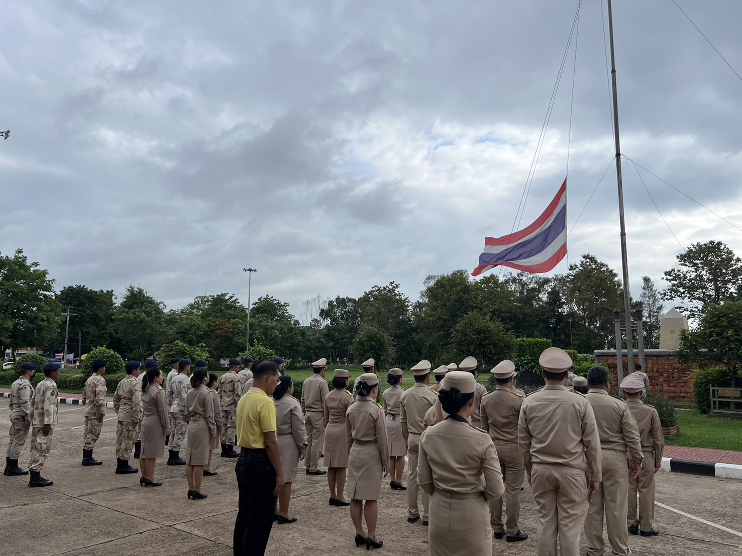 จังหวัดสกลนคร : นำข้าราชการ เคารพธงชาติและร้องเพลงขาติไทย เพื่อสร้างความตระหนักรู้และเห็นคุณค่าของชาติ แสดงออกถึงความรัก ความสามัคคี ของคนในชาติ