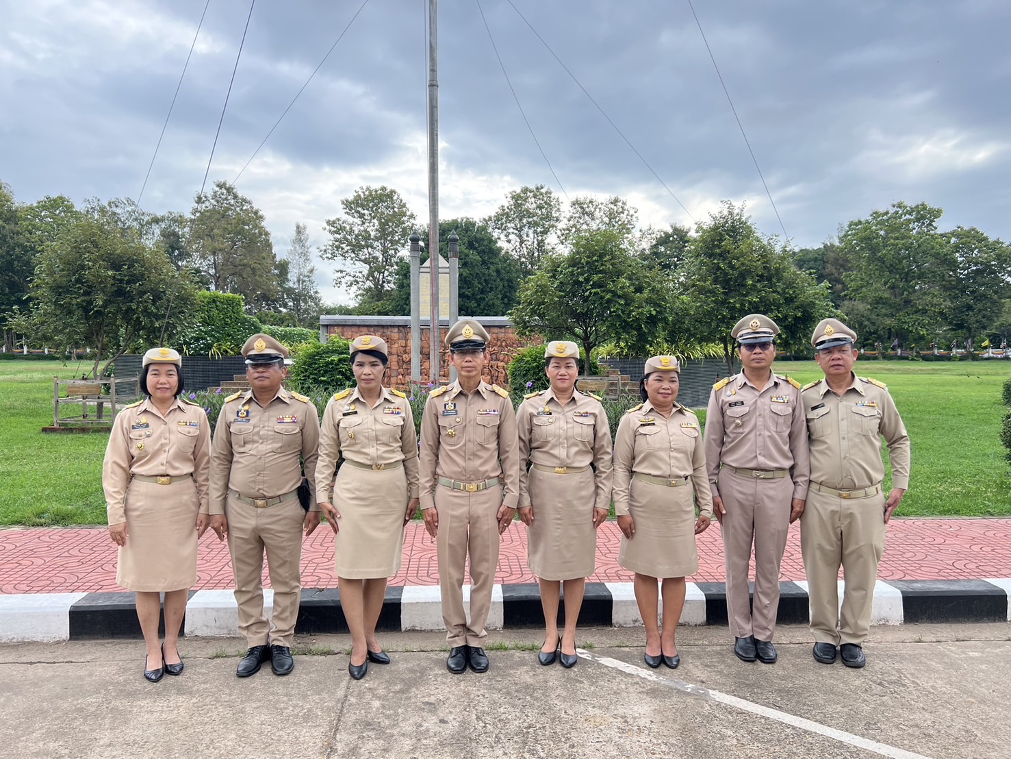 จังหวัดสกลนคร : นำข้าราชการ เคารพธงชาติและร้องเพลงขาติไทย เพื่อสร้างความตระหนักรู้และเห็นคุณค่าของชาติ แสดงออกถึงความรัก ความสามัคคี ของคนในชาติ