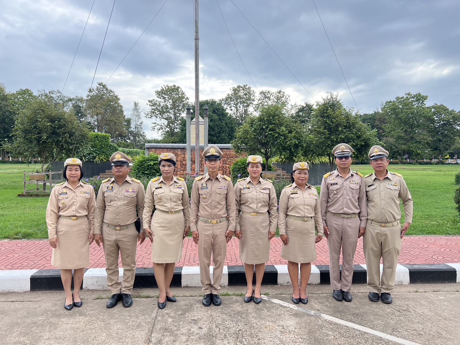 จังหวัดสกลนคร : นำข้าราชการ เคารพธงชาติและร้องเพลงขาติไทย เพื่อสร้างความตระหนักรู้และเห็นคุณค่าของชาติ แสดงออกถึงความรัก ความสามัคคี ของคนในชาติ