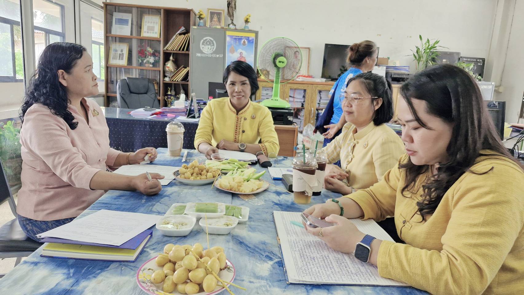 📢พช.สกลนคร : ลงพื้นที่ติดตามสนับสนุนคณะทำงานบริหารการจัดเก็บข้อมูลความจำเป็นพื้นฐาน (จปฐ.) พร้อมให้กำลังใจทีมพัฒนาชุมชนอำเภอ