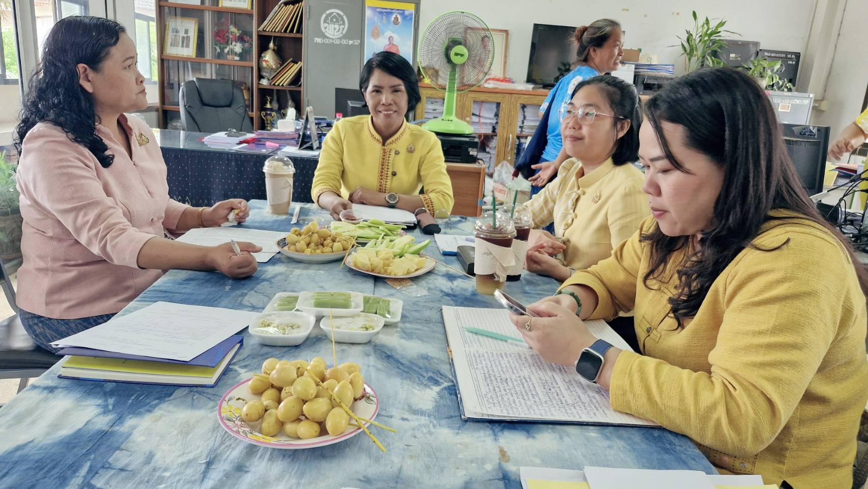 📢พช.สกลนคร : ลงพื้นที่ติดตามสนับสนุนคณะทำงานบริหารการจัดเก็บข้อมูลความจำเป็นพื้นฐาน (จปฐ.) พร้อมให้กำลังใจทีมพัฒนาชุมชนอำเภอ