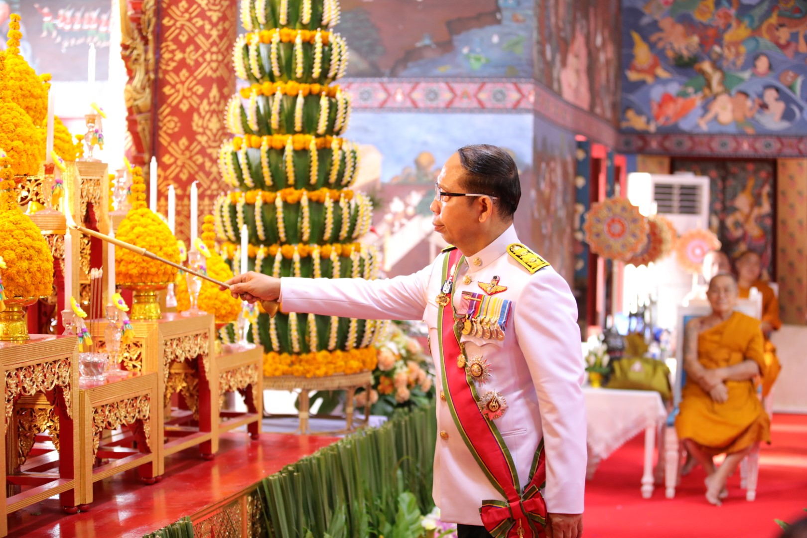 จังหวัดสกลนคร ประกอบพิธีเวียนเทียนสมโภชน้ำพระพุทธมนต์ศักดิ์สิทธิ์ ณ พระอุโบสถ วัดพระธาตุเชิงชุมวรวิหาร ก่อนเชิญคนโทน้ำไปเข้าร่วมพิธีเสกนํ้าพระพุทธมนต์ฯ ณ วัดพระเชตุพนวิมลมังคลาราม ราชวรมหาวิหาร