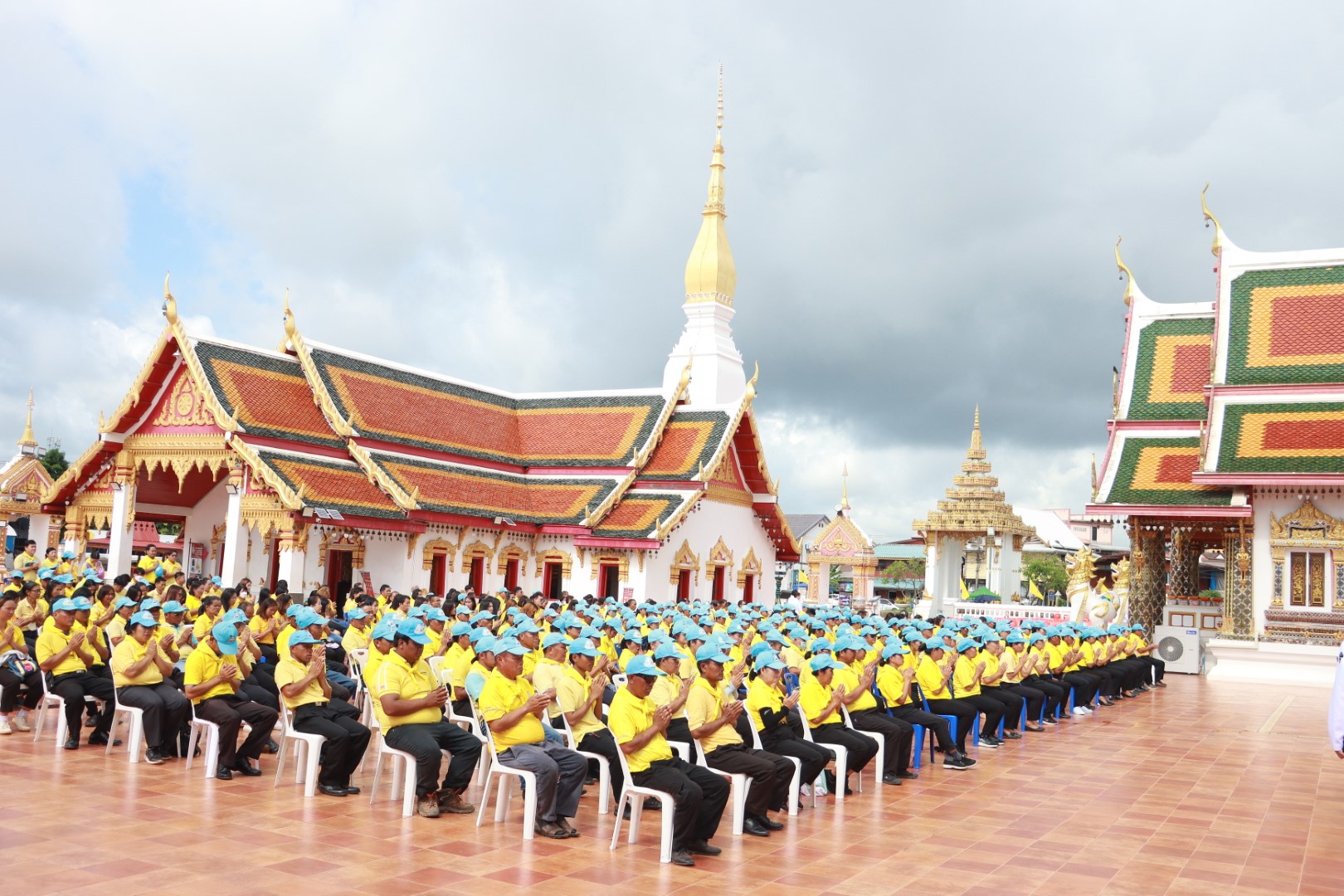 จังหวัดสกลนคร ประกอบพิธีเวียนเทียนสมโภชน้ำพระพุทธมนต์ศักดิ์สิทธิ์ ณ พระอุโบสถ วัดพระธาตุเชิงชุมวรวิหาร ก่อนเชิญคนโทน้ำไปเข้าร่วมพิธีเสกนํ้าพระพุทธมนต์ฯ ณ วัดพระเชตุพนวิมลมังคลาราม ราชวรมหาวิหาร
