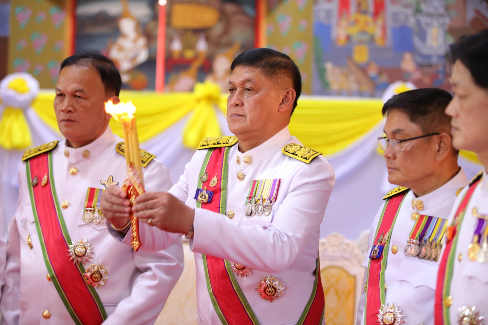 จังหวัดสกลนคร ประกอบพิธีเวียนเทียนสมโภชน้ำพระพุทธมนต์ศักดิ์สิทธิ์ ณ พระอุโบสถ วัดพระธาตุเชิงชุมวรวิหาร ก่อนเชิญคนโทน้ำไปเข้าร่วมพิธีเสกนํ้าพระพุทธมนต์ฯ ณ วัดพระเชตุพนวิมลมังคลาราม ราชวรมหาวิหาร