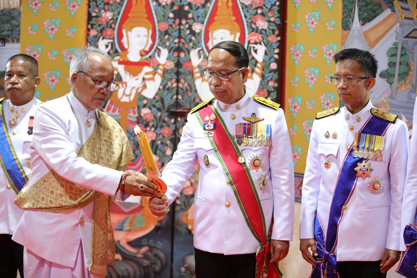 จังหวัดสกลนคร ประกอบพิธีเวียนเทียนสมโภชน้ำพระพุทธมนต์ศักดิ์สิทธิ์ ณ พระอุโบสถ วัดพระธาตุเชิงชุมวรวิหาร ก่อนเชิญคนโทน้ำไปเข้าร่วมพิธีเสกนํ้าพระพุทธมนต์ฯ ณ วัดพระเชตุพนวิมลมังคลาราม ราชวรมหาวิหาร