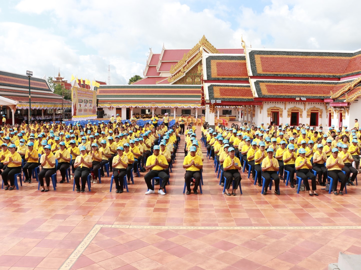 จังหวัดสกลนคร ประกอบพิธีเวียนเทียนสมโภชน้ำพระพุทธมนต์ศักดิ์สิทธิ์ ณ พระอุโบสถ วัดพระธาตุเชิงชุมวรวิหาร ก่อนเชิญคนโทน้ำไปเข้าร่วมพิธีเสกนํ้าพระพุทธมนต์ฯ ณ วัดพระเชตุพนวิมลมังคลาราม ราชวรมหาวิหาร