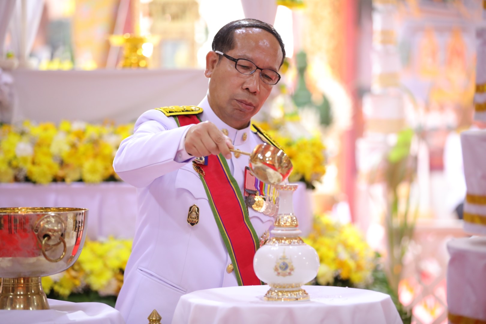จังหวัดสกลนคร ประกอบพิธีเวียนเทียนสมโภชน้ำพระพุทธมนต์ศักดิ์สิทธิ์ ณ พระอุโบสถ วัดพระธาตุเชิงชุมวรวิหาร ก่อนเชิญคนโทน้ำไปเข้าร่วมพิธีเสกนํ้าพระพุทธมนต์ฯ ณ วัดพระเชตุพนวิมลมังคลาราม ราชวรมหาวิหาร