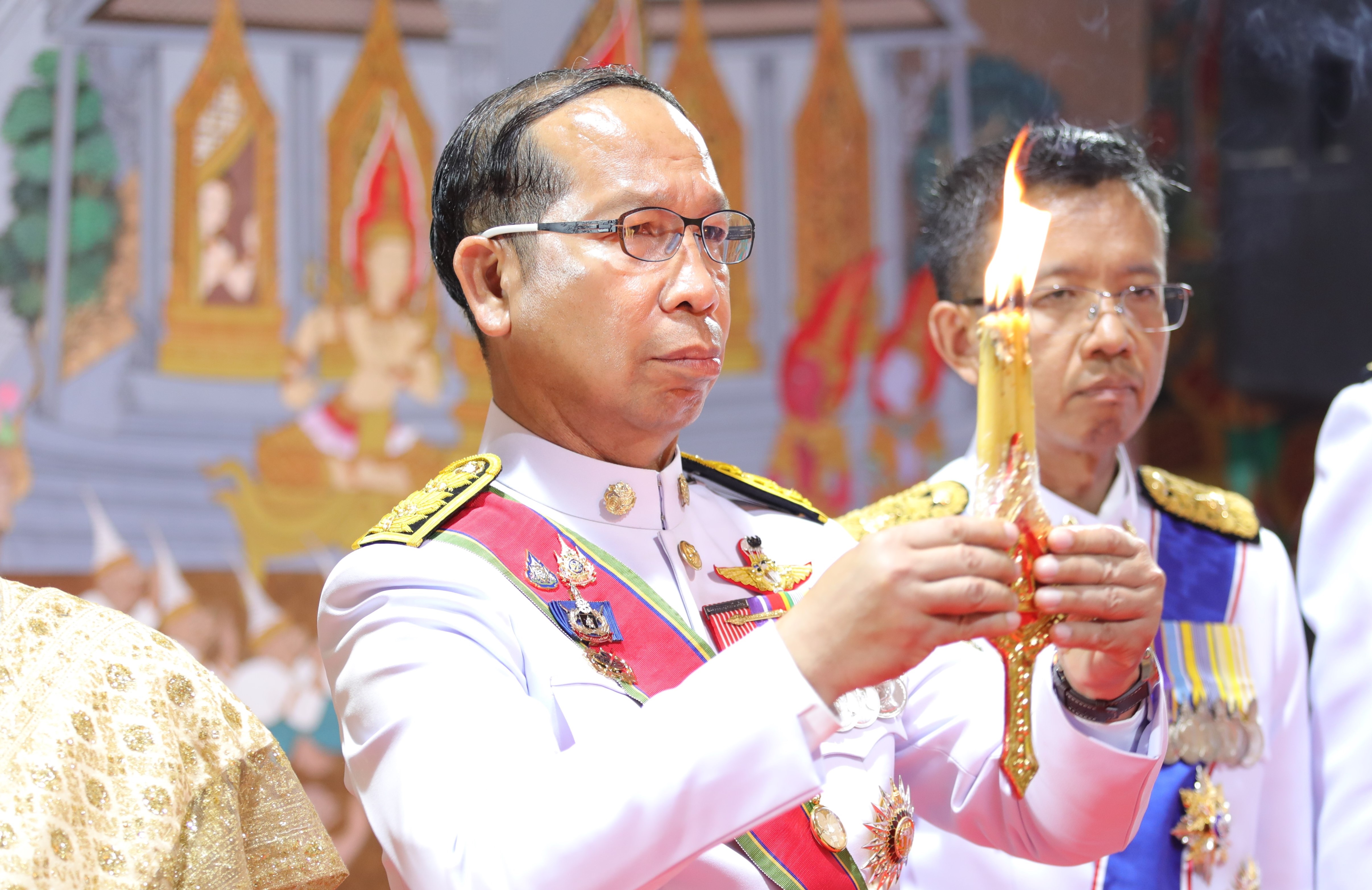 จังหวัดสกลนคร ประกอบพิธีเวียนเทียนสมโภชน้ำพระพุทธมนต์ศักดิ์สิทธิ์ ณ พระอุโบสถ วัดพระธาตุเชิงชุมวรวิหาร ก่อนเชิญคนโทน้ำไปเข้าร่วมพิธีเสกนํ้าพระพุทธมนต์ฯ ณ วัดพระเชตุพนวิมลมังคลาราม ราชวรมหาวิหาร