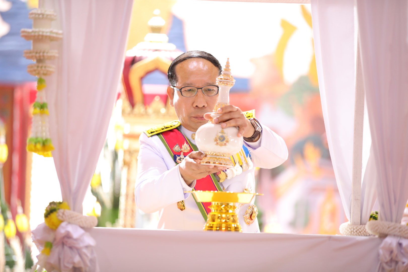 จังหวัดสกลนคร ประกอบพิธีเวียนเทียนสมโภชน้ำพระพุทธมนต์ศักดิ์สิทธิ์ ณ พระอุโบสถ วัดพระธาตุเชิงชุมวรวิหาร ก่อนเชิญคนโทน้ำไปเข้าร่วมพิธีเสกนํ้าพระพุทธมนต์ฯ ณ วัดพระเชตุพนวิมลมังคลาราม ราชวรมหาวิหาร