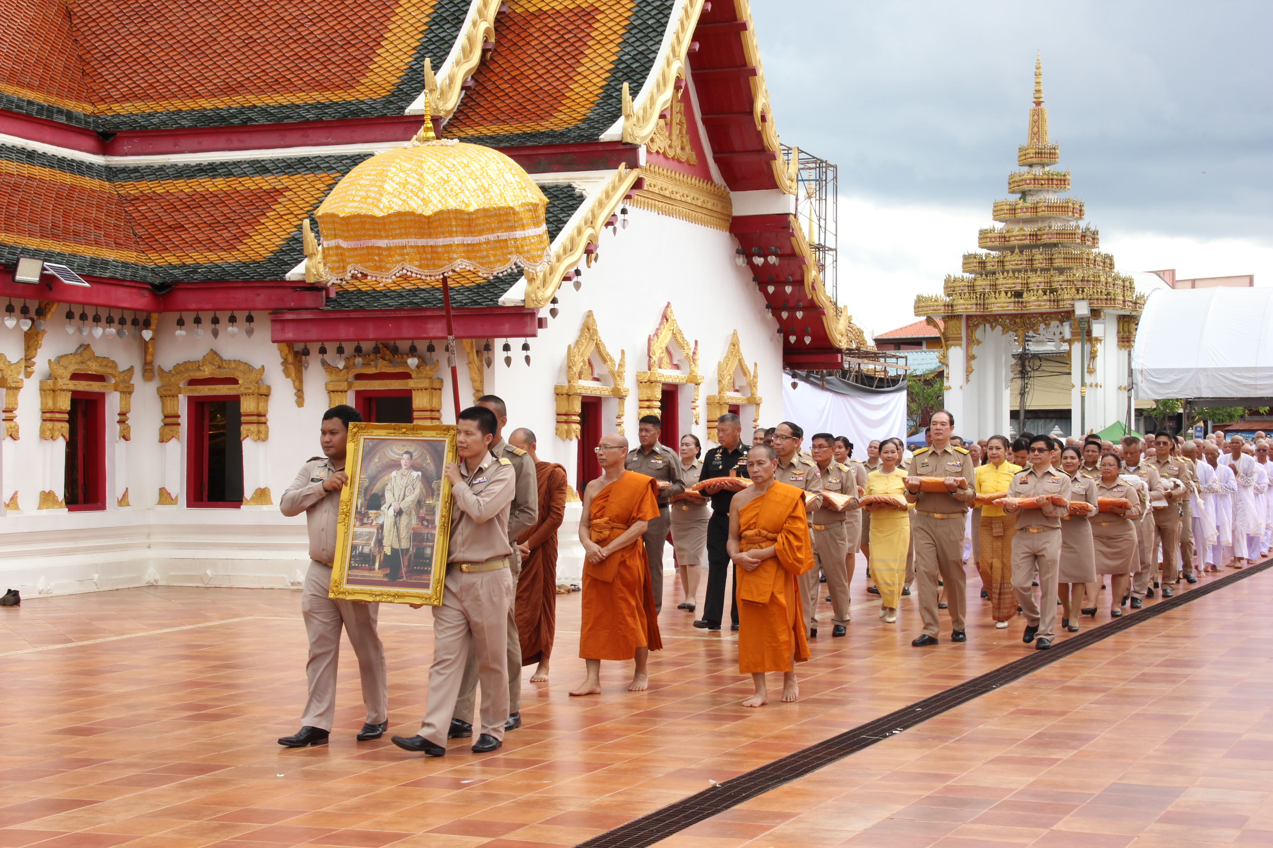 ผู้ว่าราชการจังหวัดสกลนคร เป็นประธานในพิธีปลงผมนาค และแห่นาคเข้าโบสถ์ ก่อนบรรพชาอุปสมบท ในโครงการบรรพชาอุปสมบทเฉลิมพระเกียรติพระบาทสมเด็จเจ้าอยู่หัว เนื่องในโอกาสพระราชพิธีมหามงคลเฉลิมพระชนมพรรษา 6 รอบ 28 กรกฎาคม 2567
