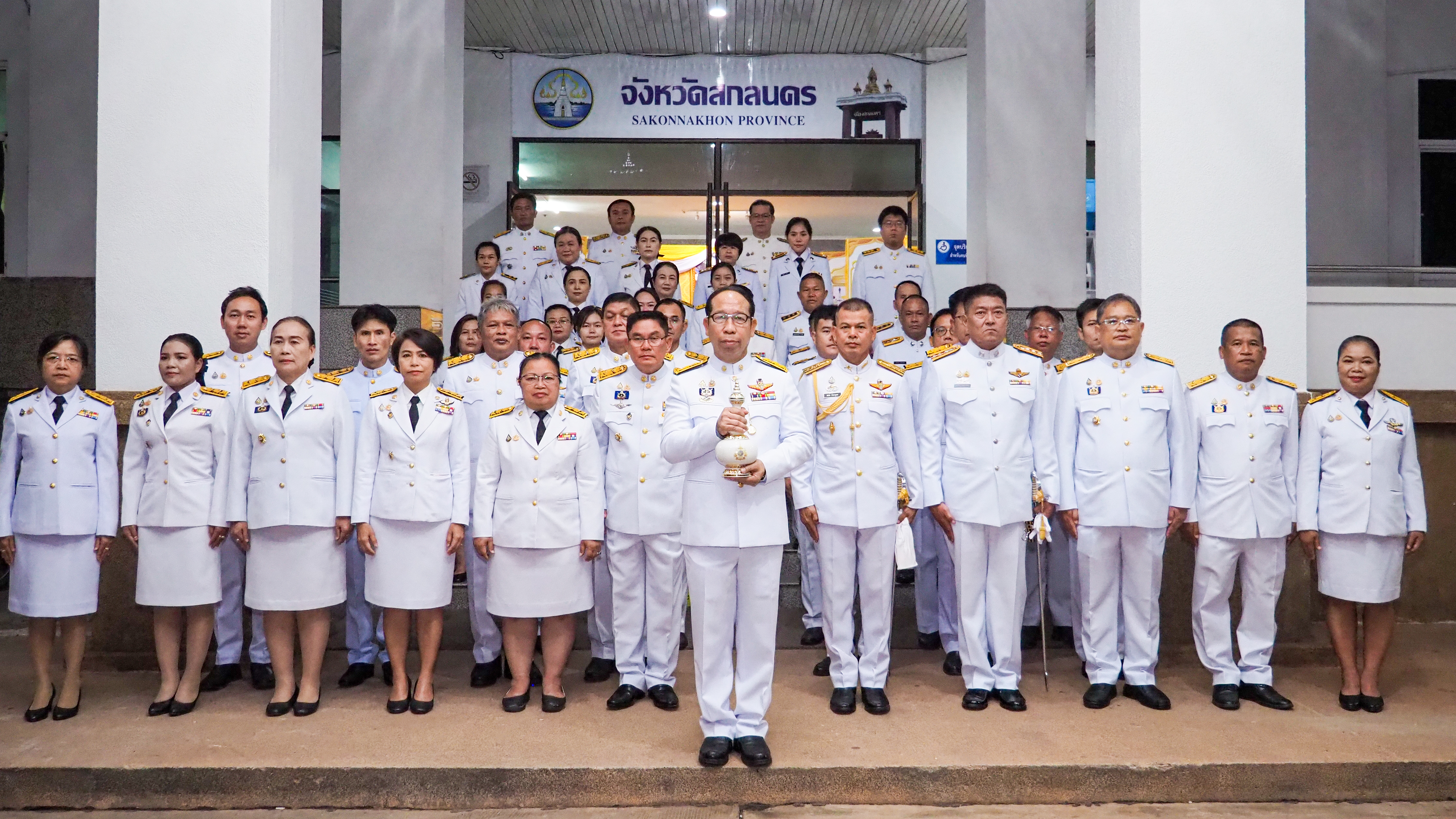ผู้ว่าราชการจังหวัดสกลนคร เป็นประธานในพิธีเชิญน้ำพระพุทธมนต์ศักดิ์สิทธิ์ของจังหวัดสกลนคร นำไปเก็บรักษาที่กระทรวงมหาดไทย เพื่อเตรียมประกอบพิธีเสกน้ำพระพุทธมนต์ศักดิ์สิทธิ์ เนื่องในโอกาสพระราชพิธีมหามงคลเฉลิมพระชนมพรรษา 6 รอบ 28 กรกฎาคม 2567